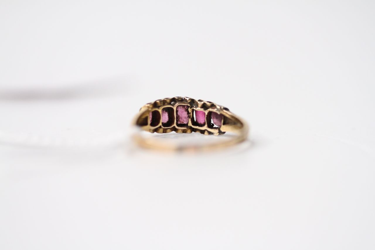 Victorian Garnet Ring, 9ct yellow gold, stamped R.N, size O, 1.5g. - Image 3 of 3