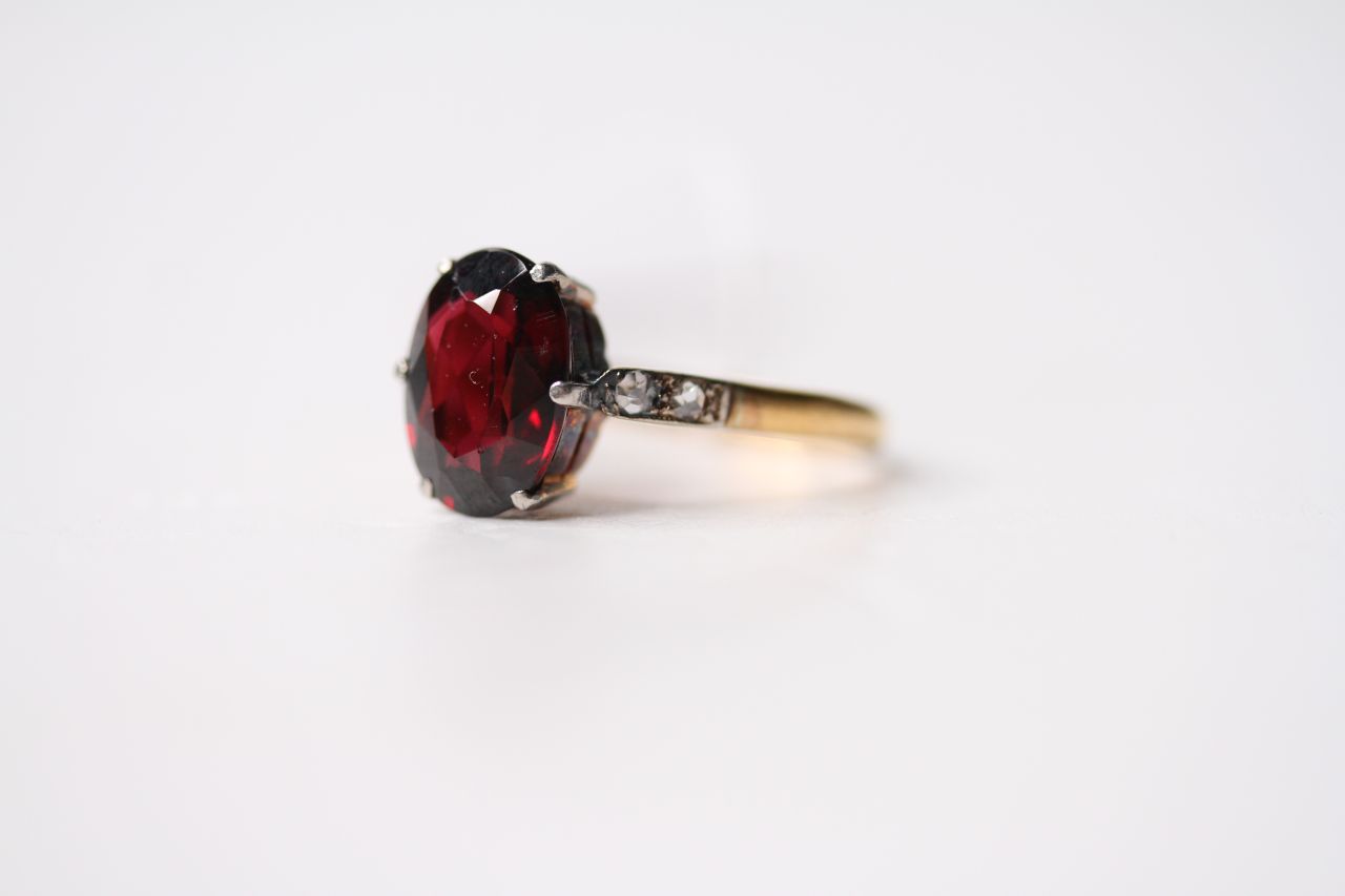 Garnet & Diamond Ring, set with an oval cut garnet, claw set, 18ct yellow gold, size M1/2, 3.4g. - Image 2 of 4