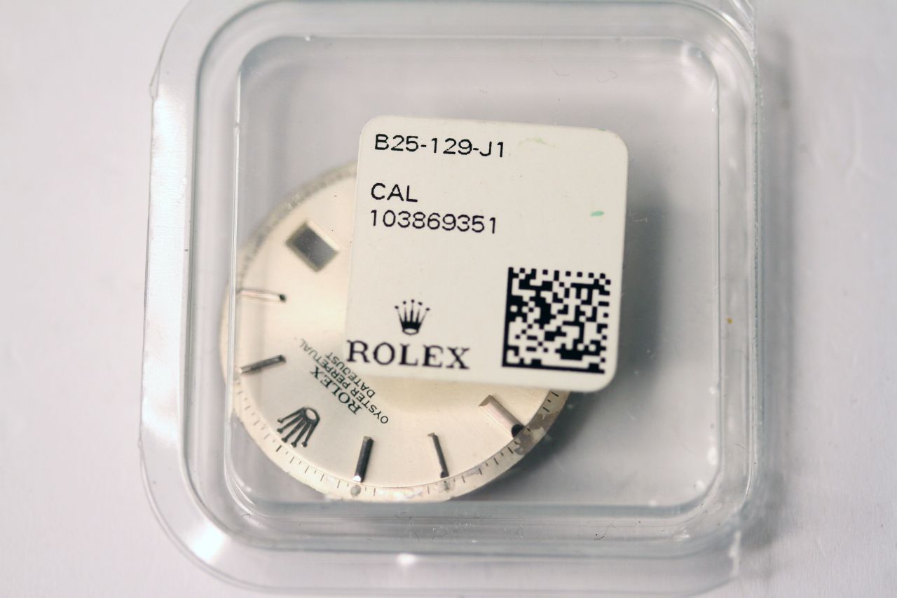 ROLEX DATEJUST SUNBURST SILVER DIAL, applied baton hour markers, applied Rolex logo at 12 o'clock, - Image 2 of 3