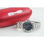GENTLEMENS OMEGA SEAMASTER QUARTZ MID-SIZE WRISTWATCHES, circular navy wave textured dial with dot