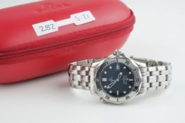 GENTLEMENS OMEGA SEAMASTER QUARTZ MID-SIZE WRISTWATCHES, circular navy wave textured dial with dot
