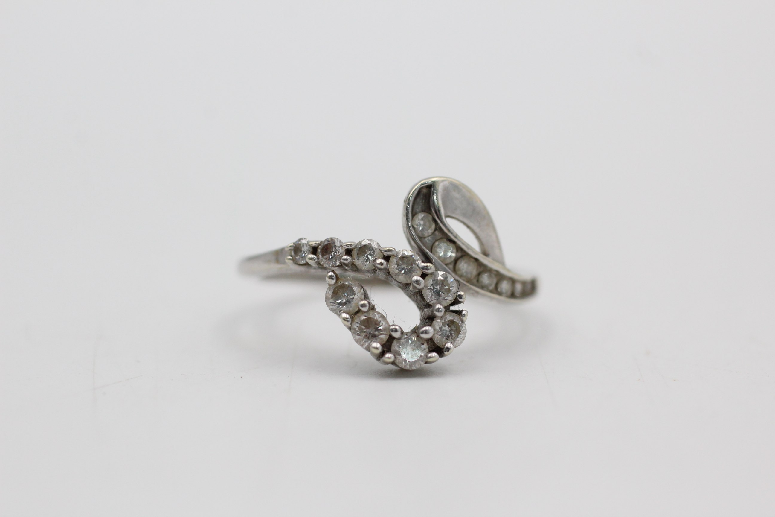 9ct white gold diamond looping design ring (3g)