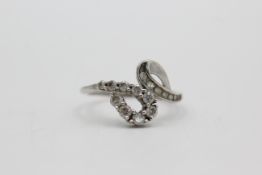 9ct white gold diamond looping design ring (3g)