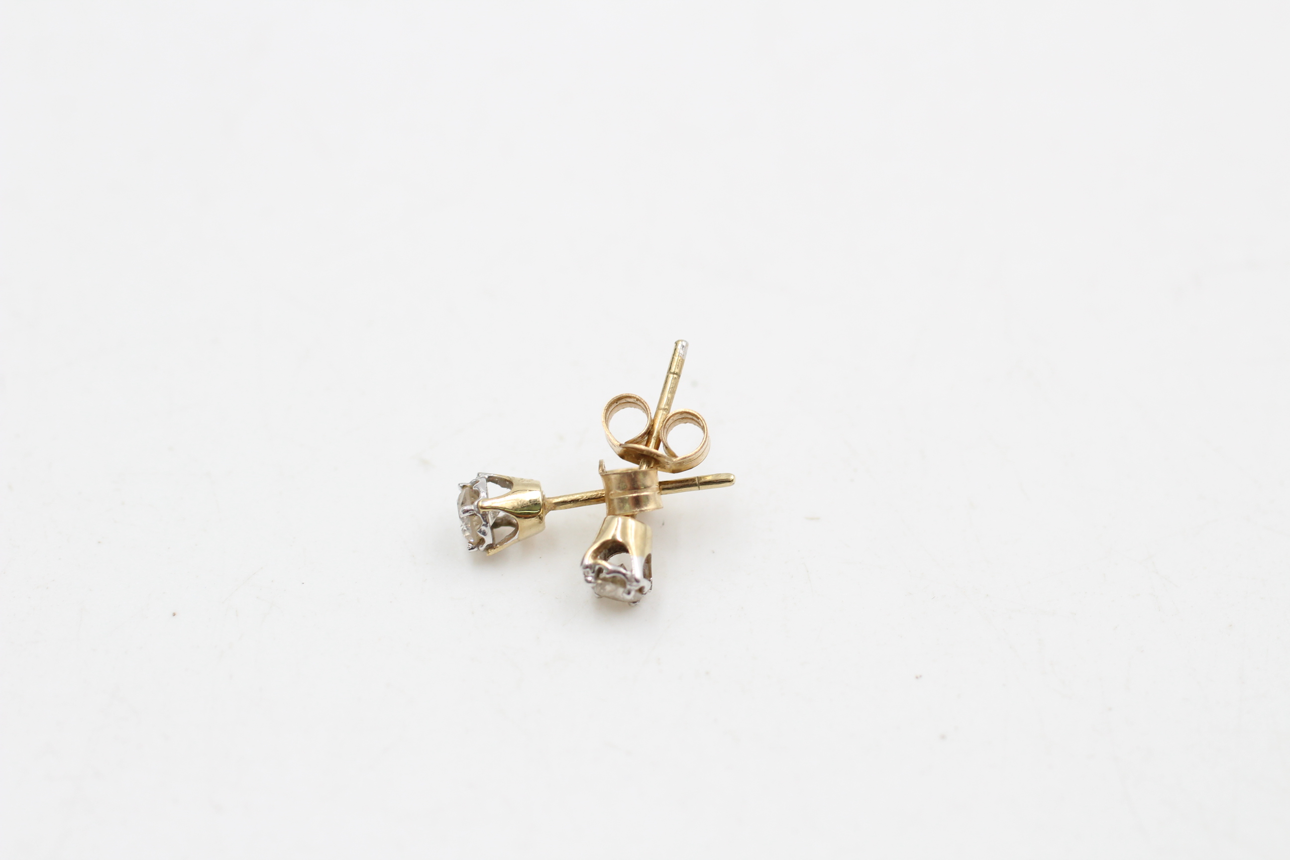9ct gold diamond stud earrings (0.7g) - Image 4 of 4