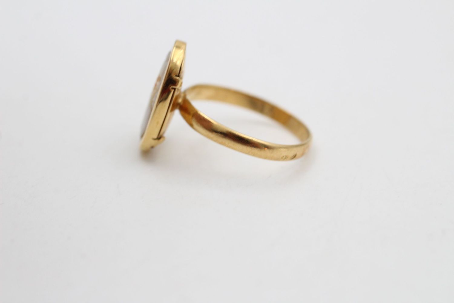 18ct Gold frame shell cameo ring 2.2 grams gross - Image 3 of 4