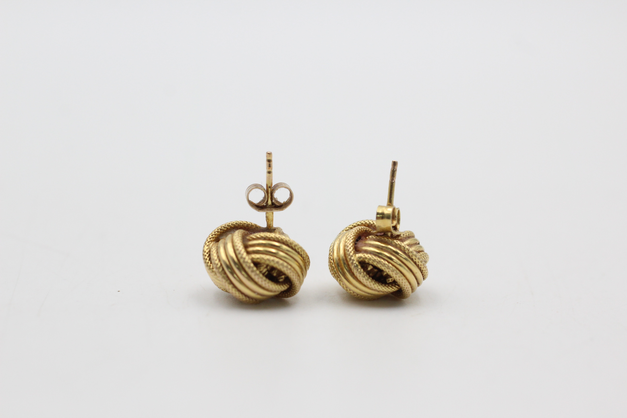 9ct gold textured knot stud earrings (3.3g) - Image 4 of 4