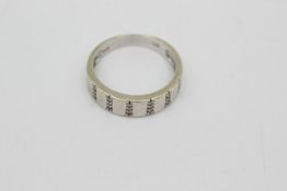 9ct white gold diamond band ring (3g)