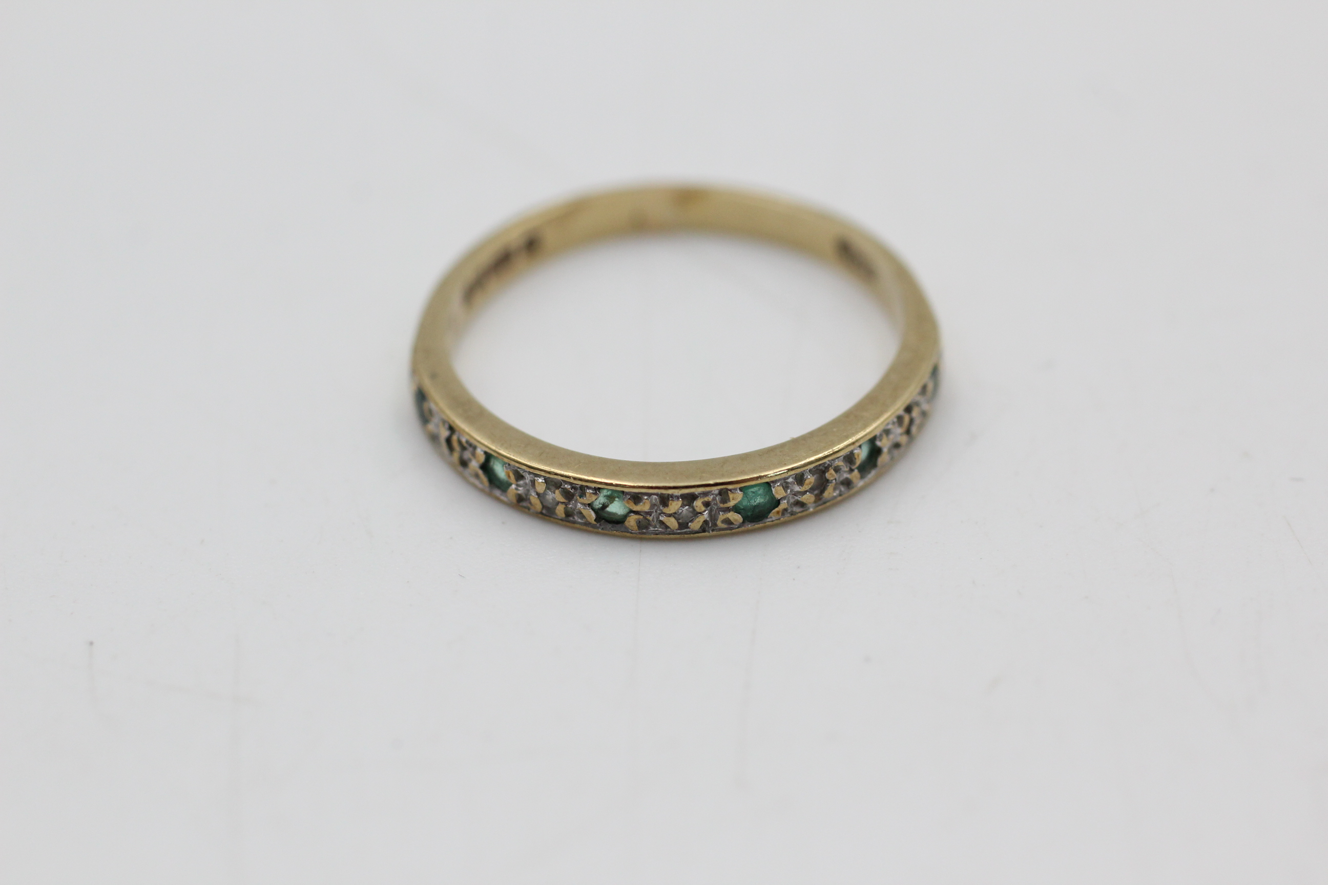 9ct gold diamond & emerald half eternity ring (1.6g)