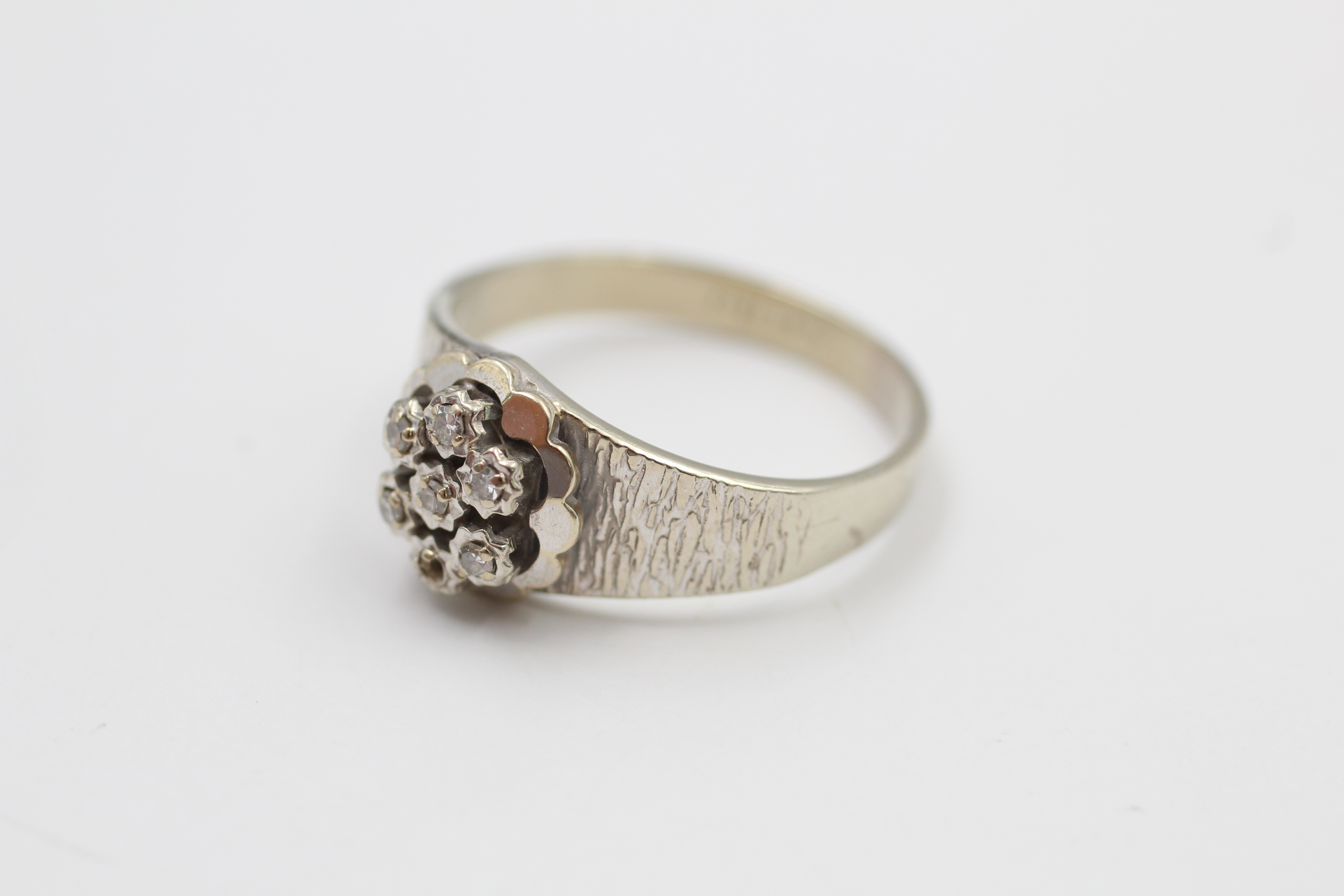 18ct white gold diamond cluster textured shoulder ring ( as seen) (3.7g) - Image 2 of 4