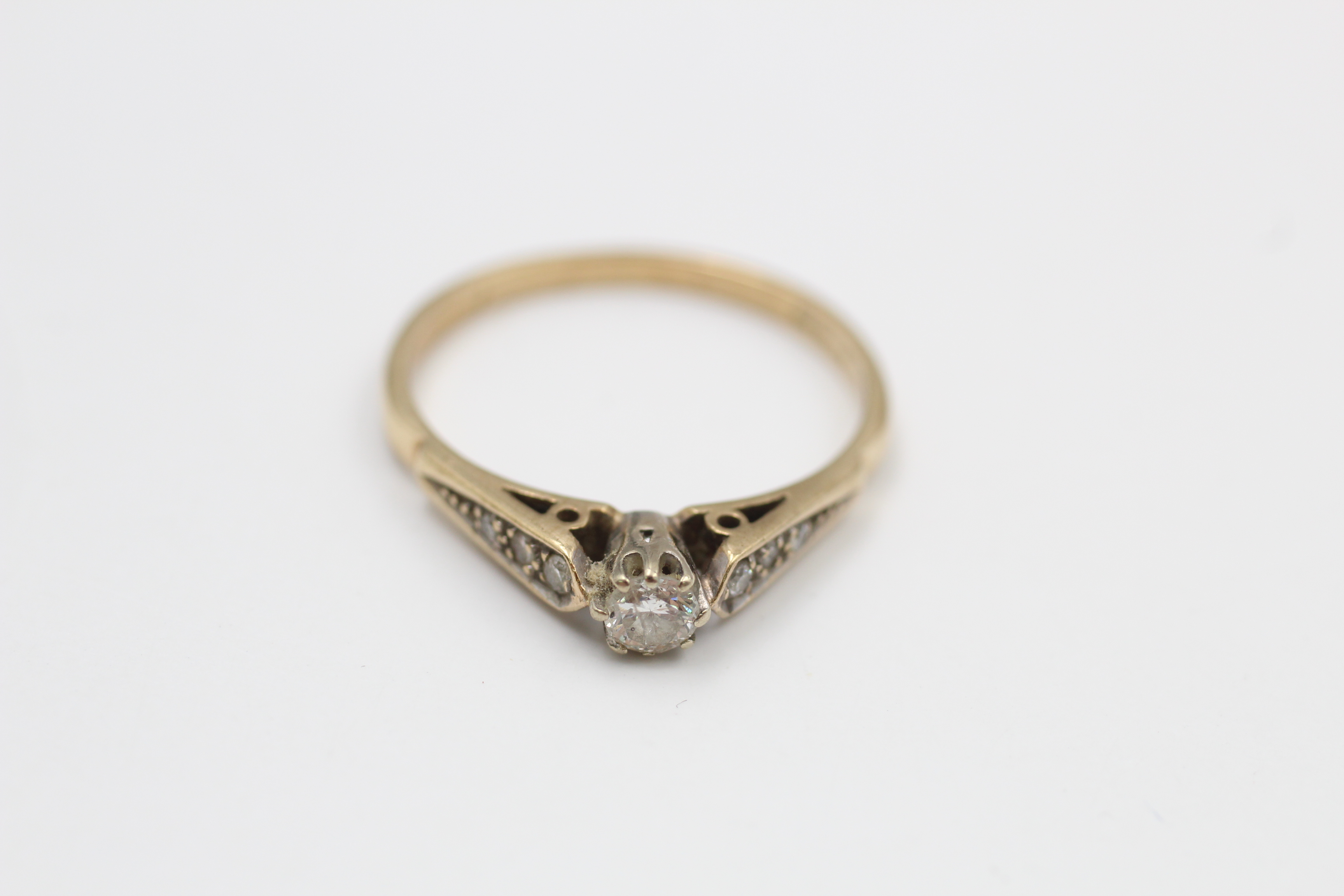 9ct gold diamond ring (1.6g)