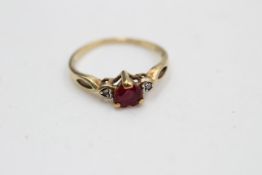 9ct gold vintage heart cut synthethic ruby & diamond trilogy ring (1.2g)