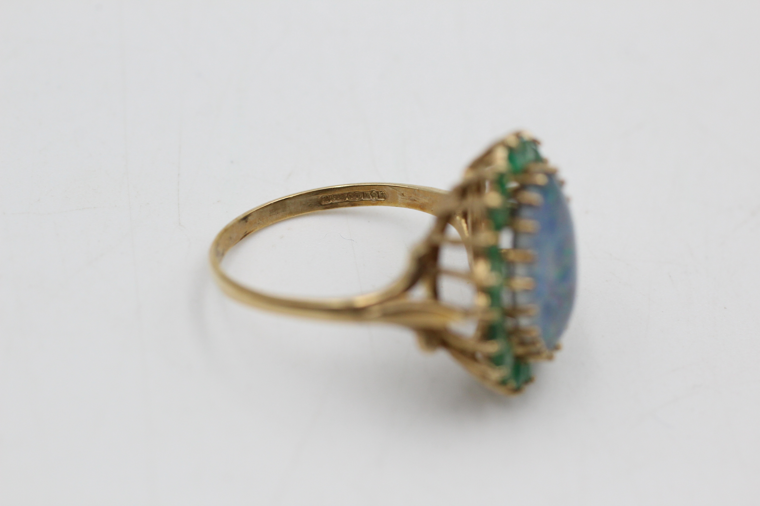 9ct gold opal & emerald dress ring (3.7g) - Image 4 of 4