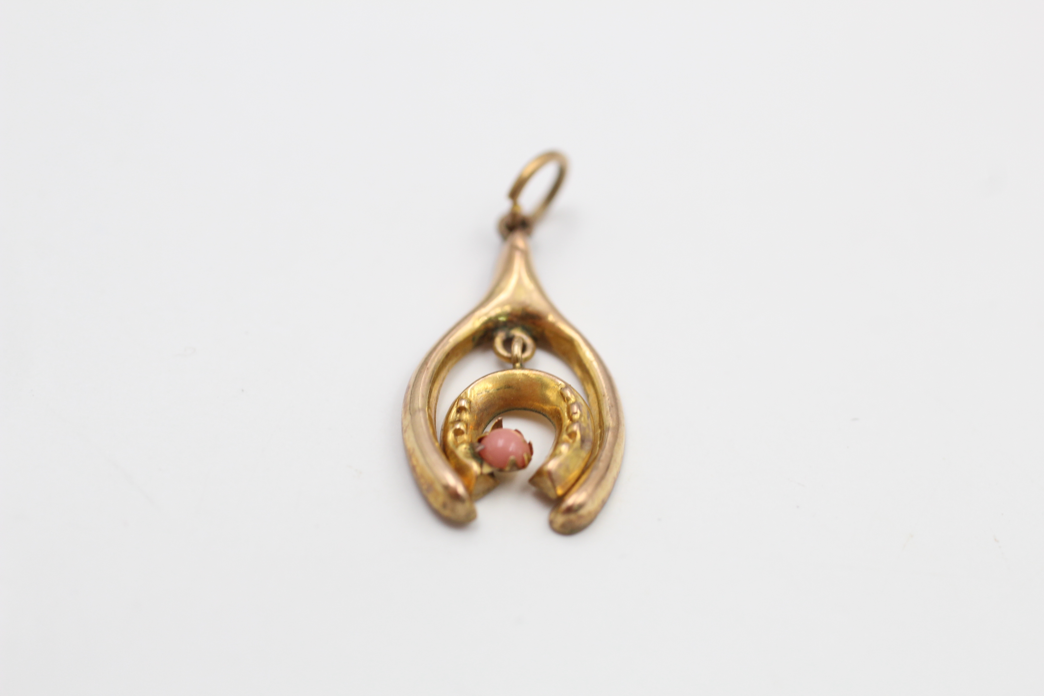 9ct gold antique coral horse shoe & wishbone pendant (0.6g) - Image 2 of 4