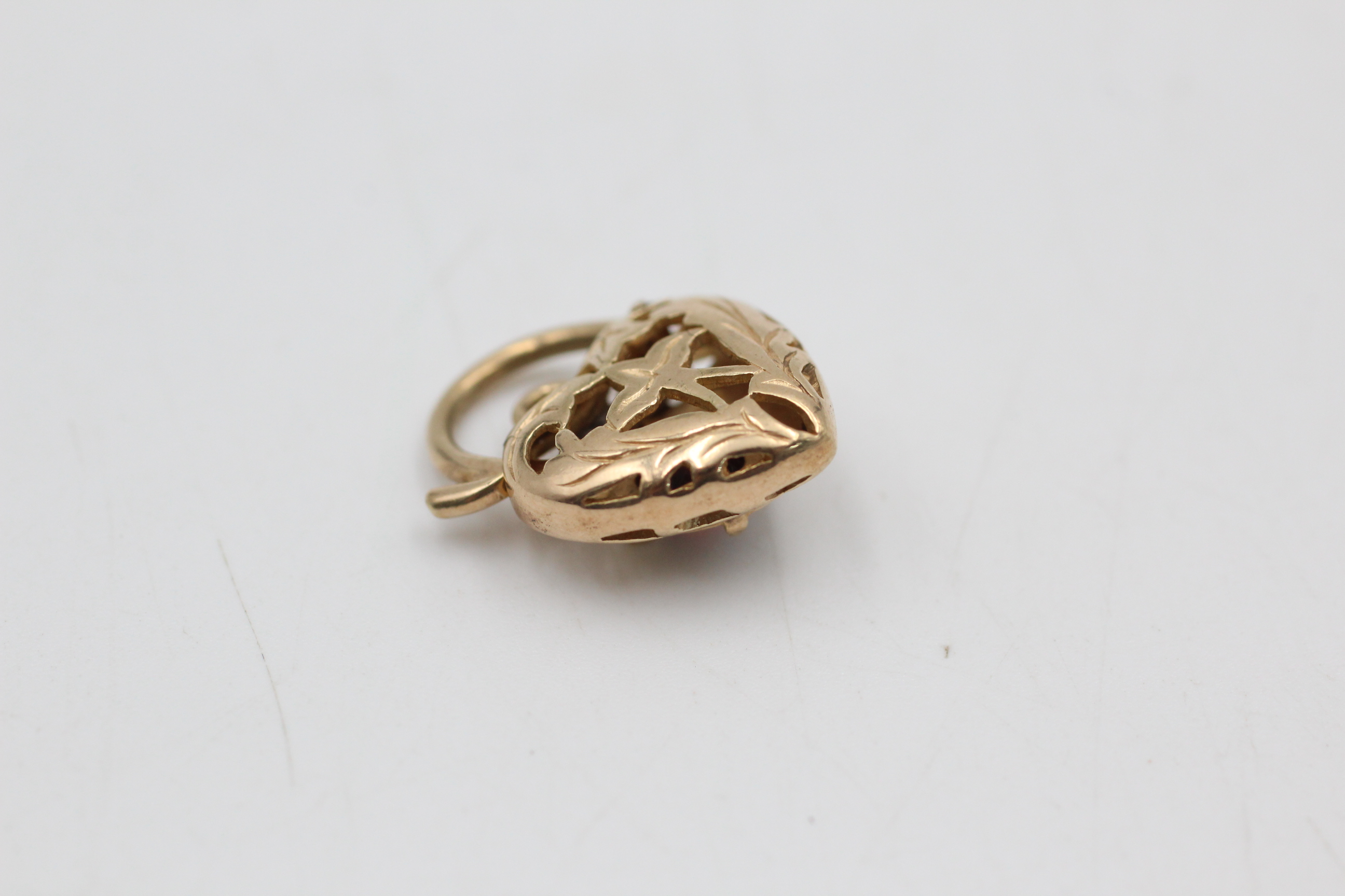 9ct gold garnet ornate heart lock pendant (2.8g) - Image 2 of 4