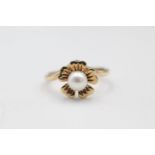 9ct gold pearl flower ring 3.4 grams gross