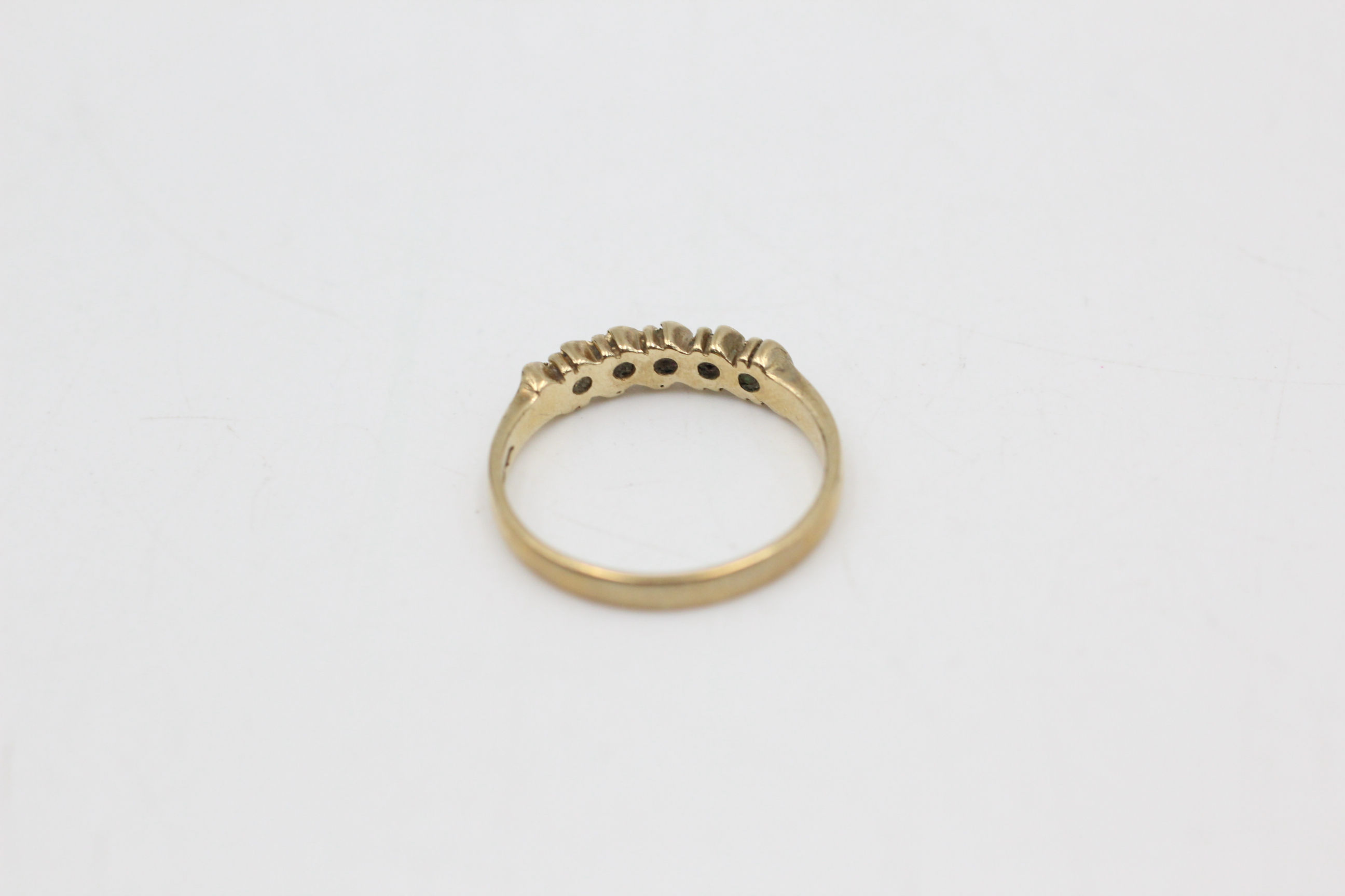 9ct gold diamond & emerald half eternity ring (2.3g) - Image 3 of 5