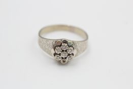 18ct white gold diamond cluster textured shoulder ring ( as seen) (3.7g)