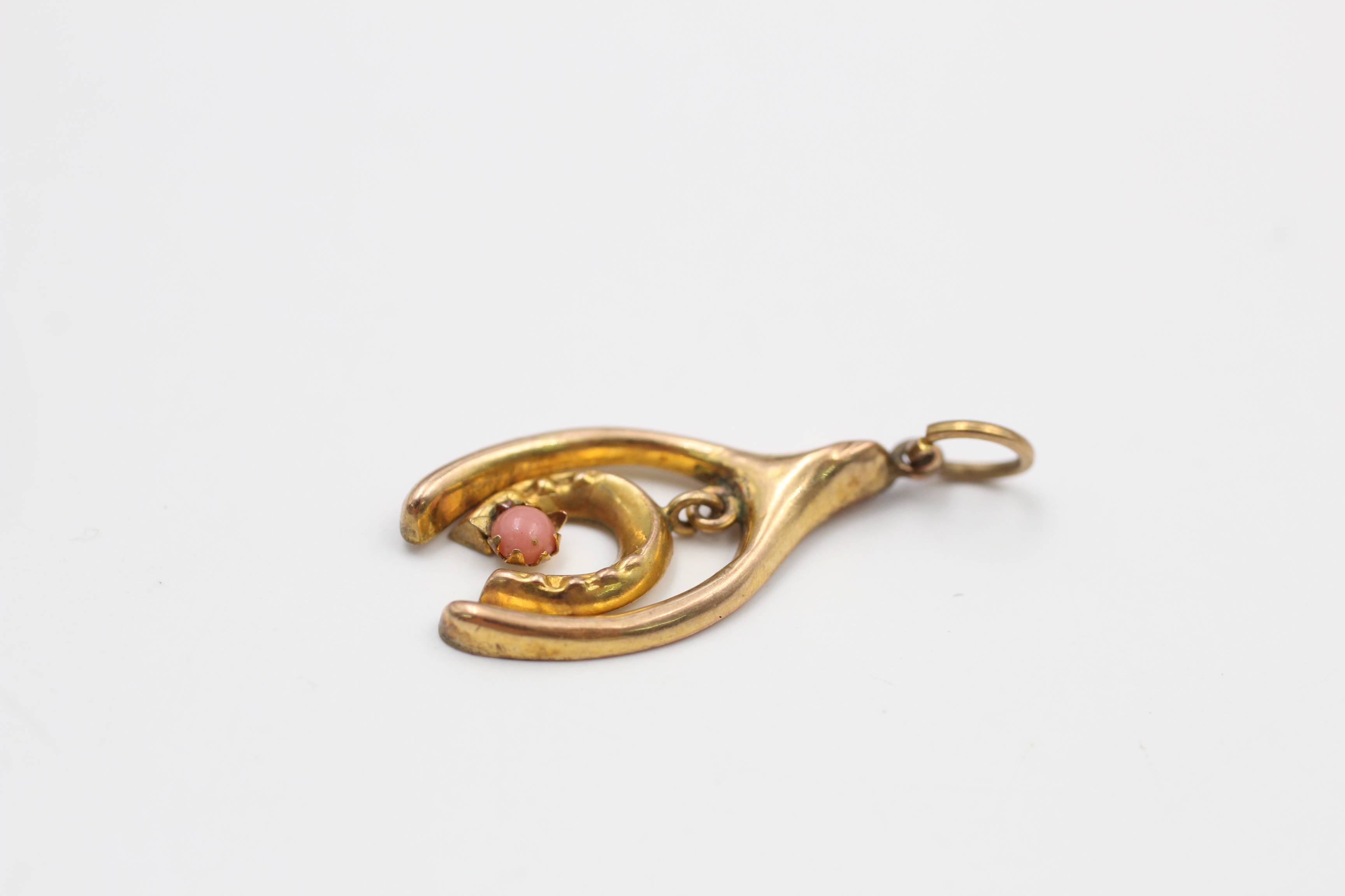 9ct gold antique coral horse shoe & wishbone pendant (0.6g)