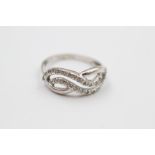 18ct white gold gemstone wave ring (3g)