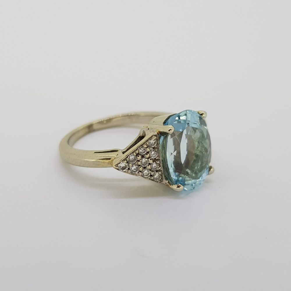 14 carat white gold Aquamarine and diamond ring. Aquamarine approximately 3 cts, total diamonds - Image 2 of 3