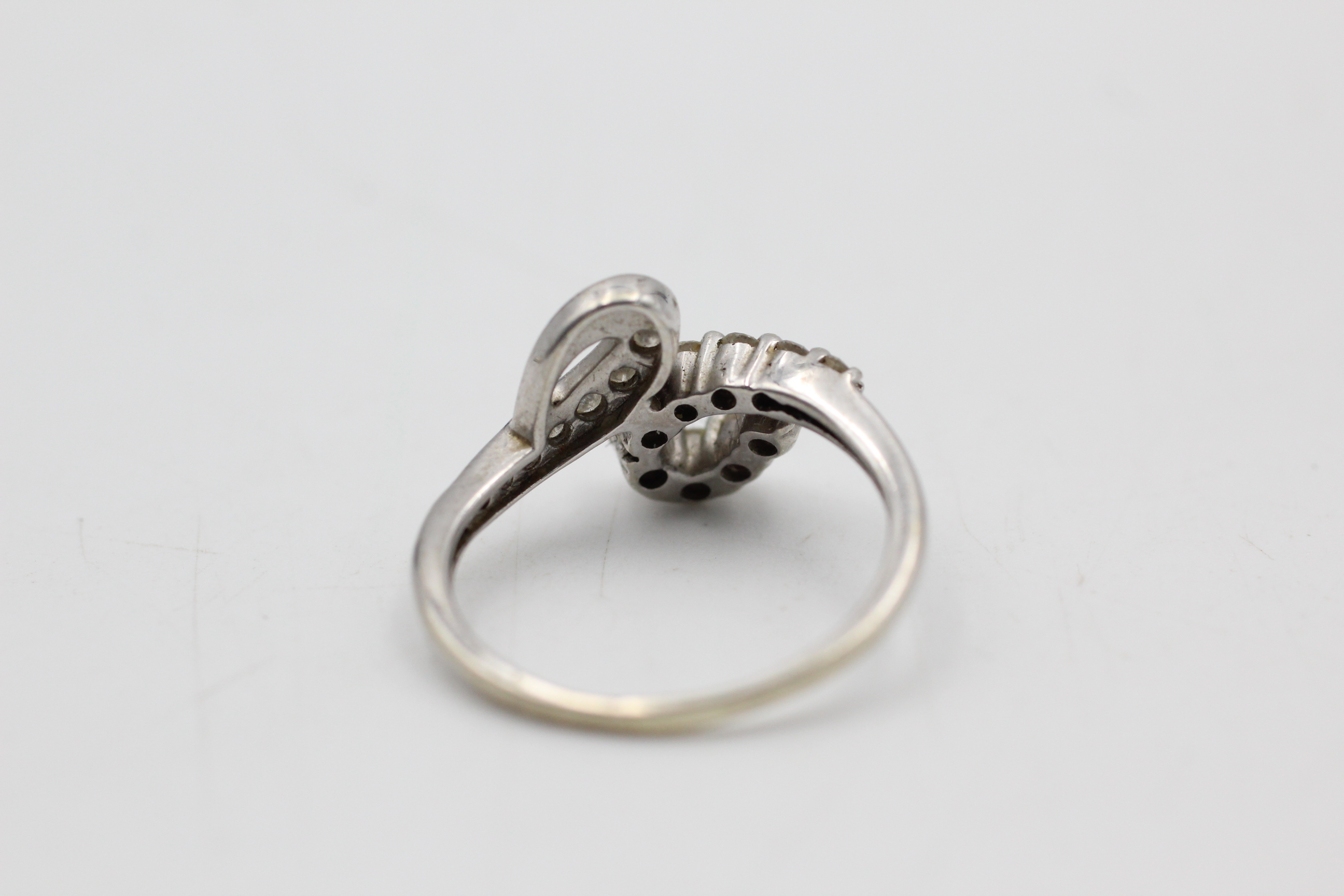 9ct white gold diamond looping design ring (3g) - Image 3 of 4