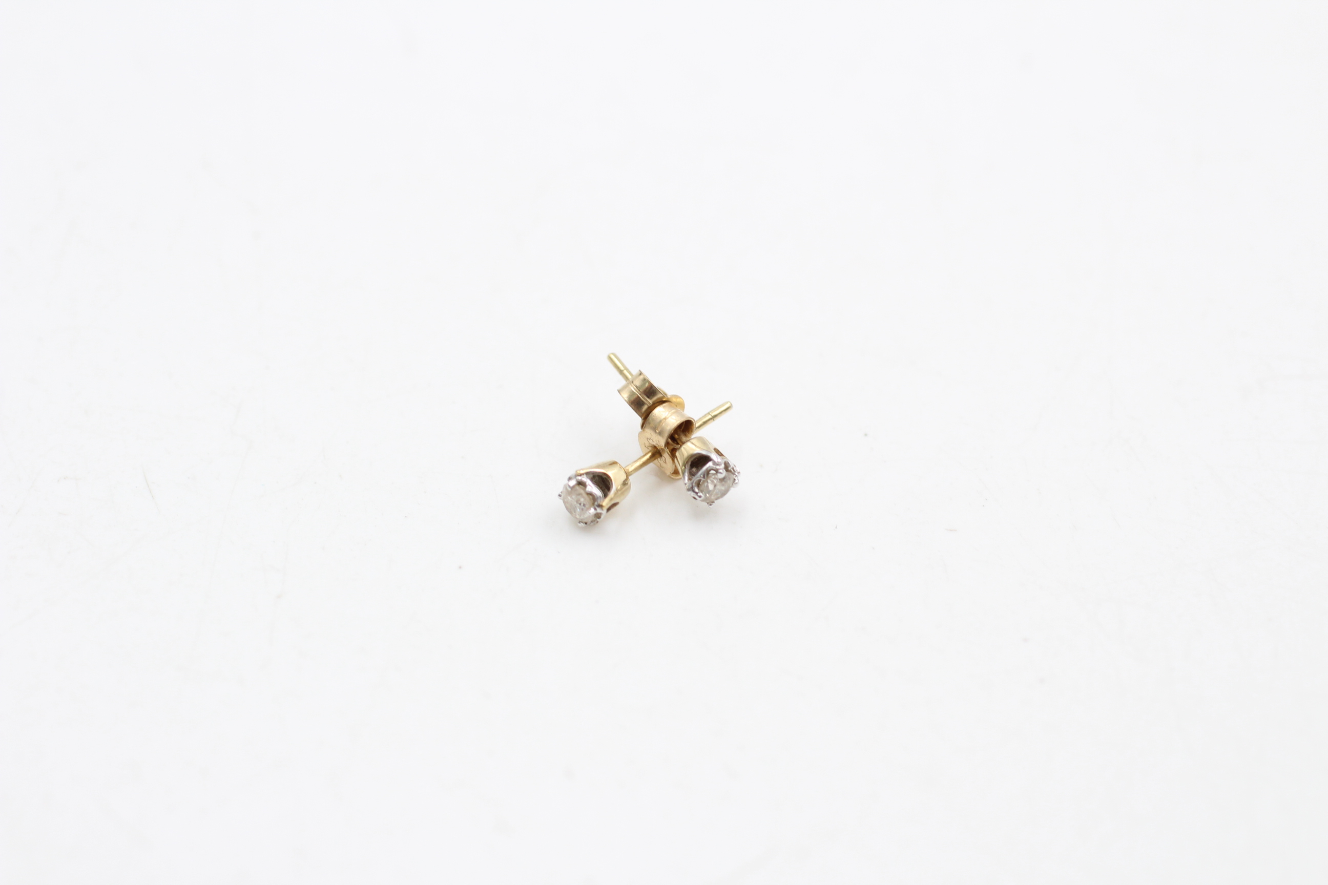 9ct gold diamond stud earrings (0.7g) - Image 2 of 4