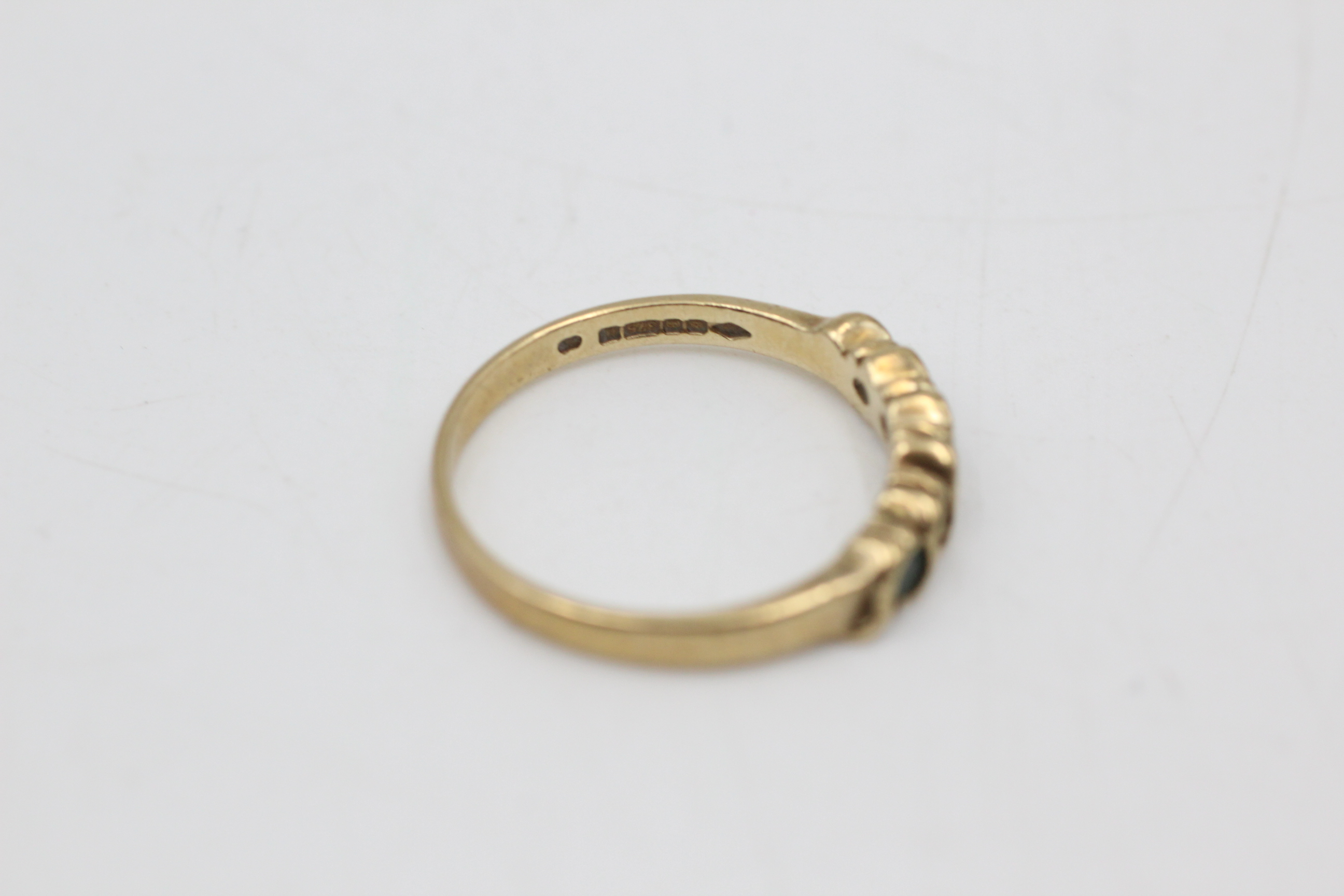 9ct gold diamond & emerald half eternity ring (2.3g) - Image 4 of 5