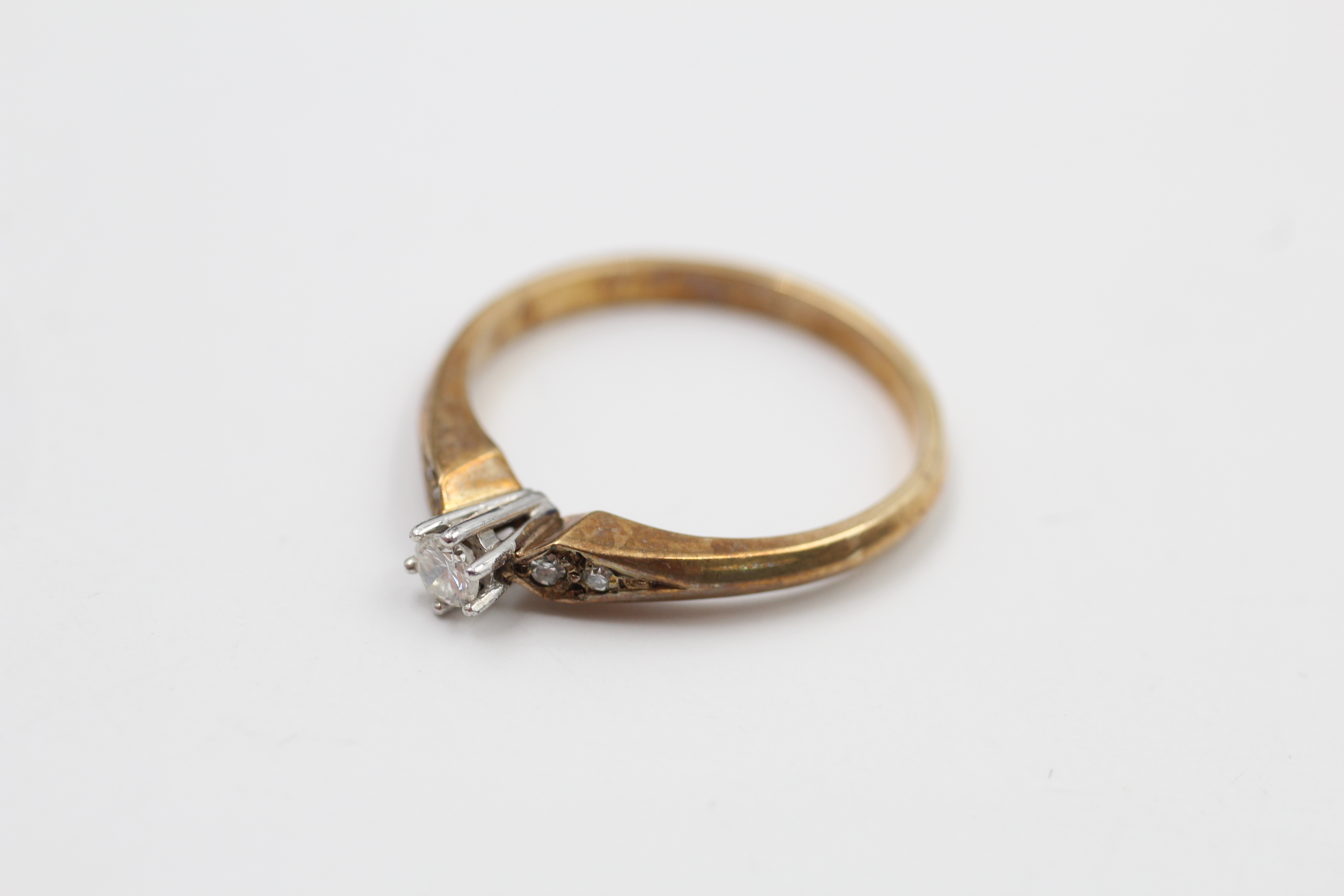 9ct gold diamond ring (1.8g) - Image 2 of 4