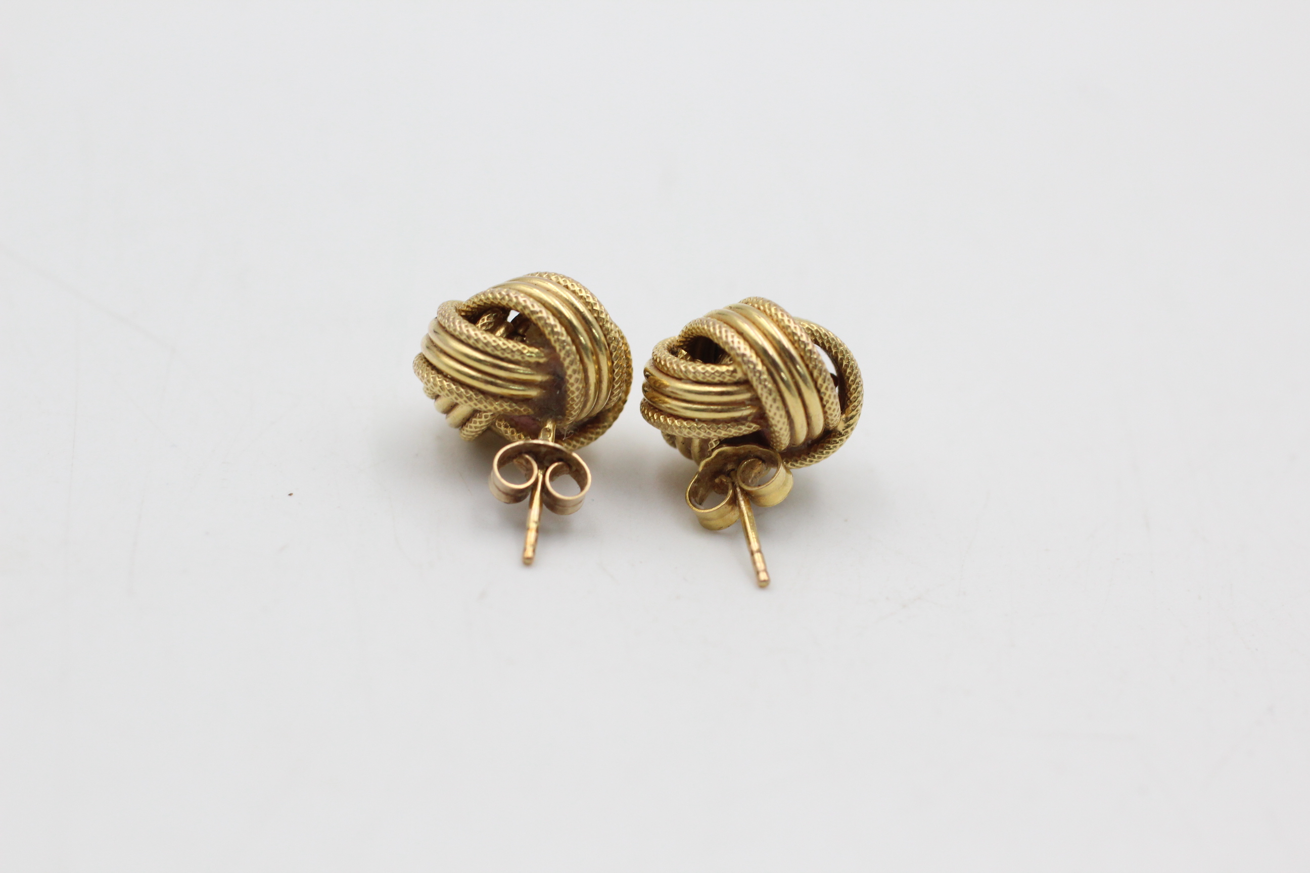 9ct gold textured knot stud earrings (3.3g) - Image 3 of 4