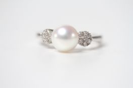 9ct white gold pearl ring with diamond daisy shoulders. Diamonds total 0.18ct