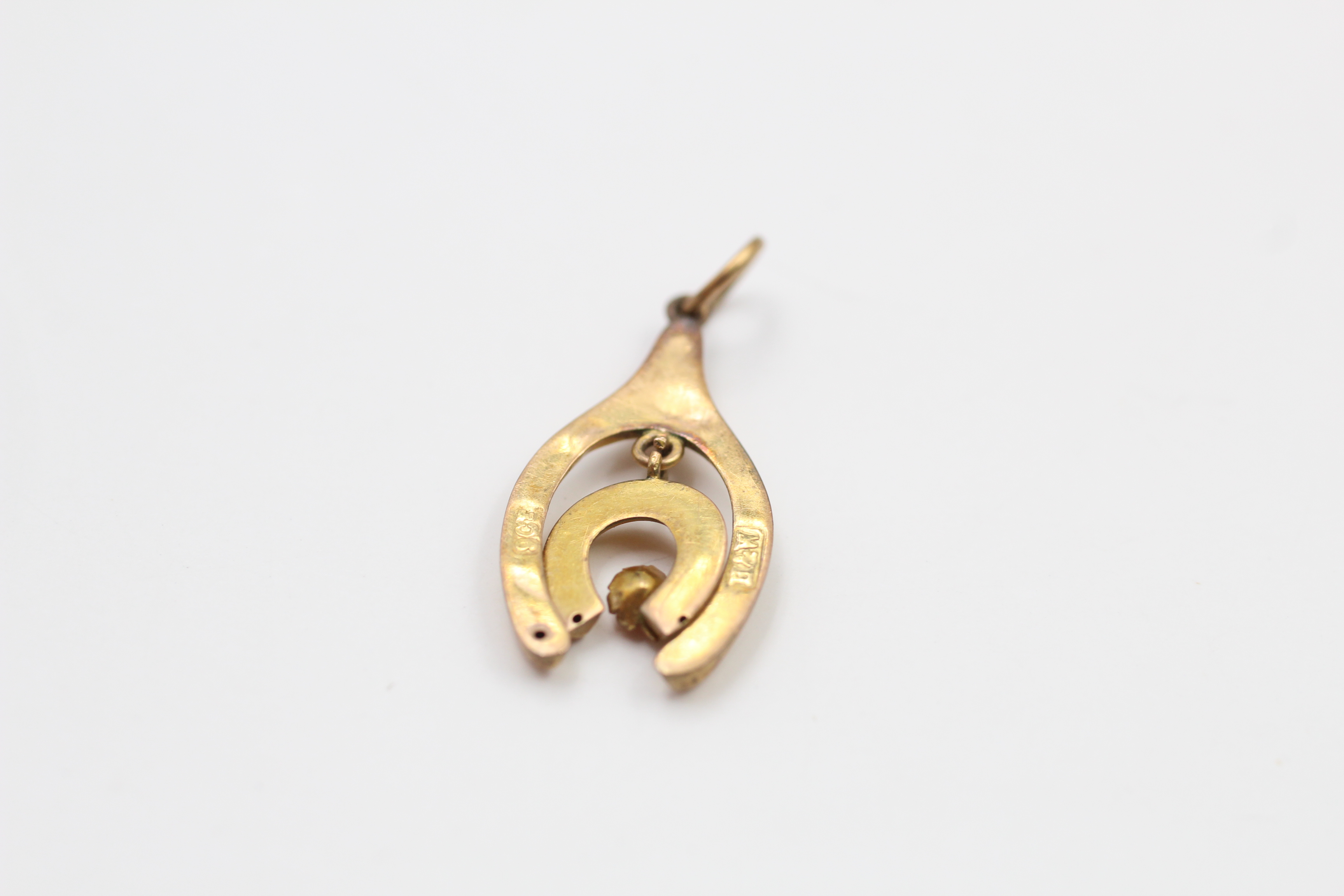 9ct gold antique coral horse shoe & wishbone pendant (0.6g) - Image 4 of 4