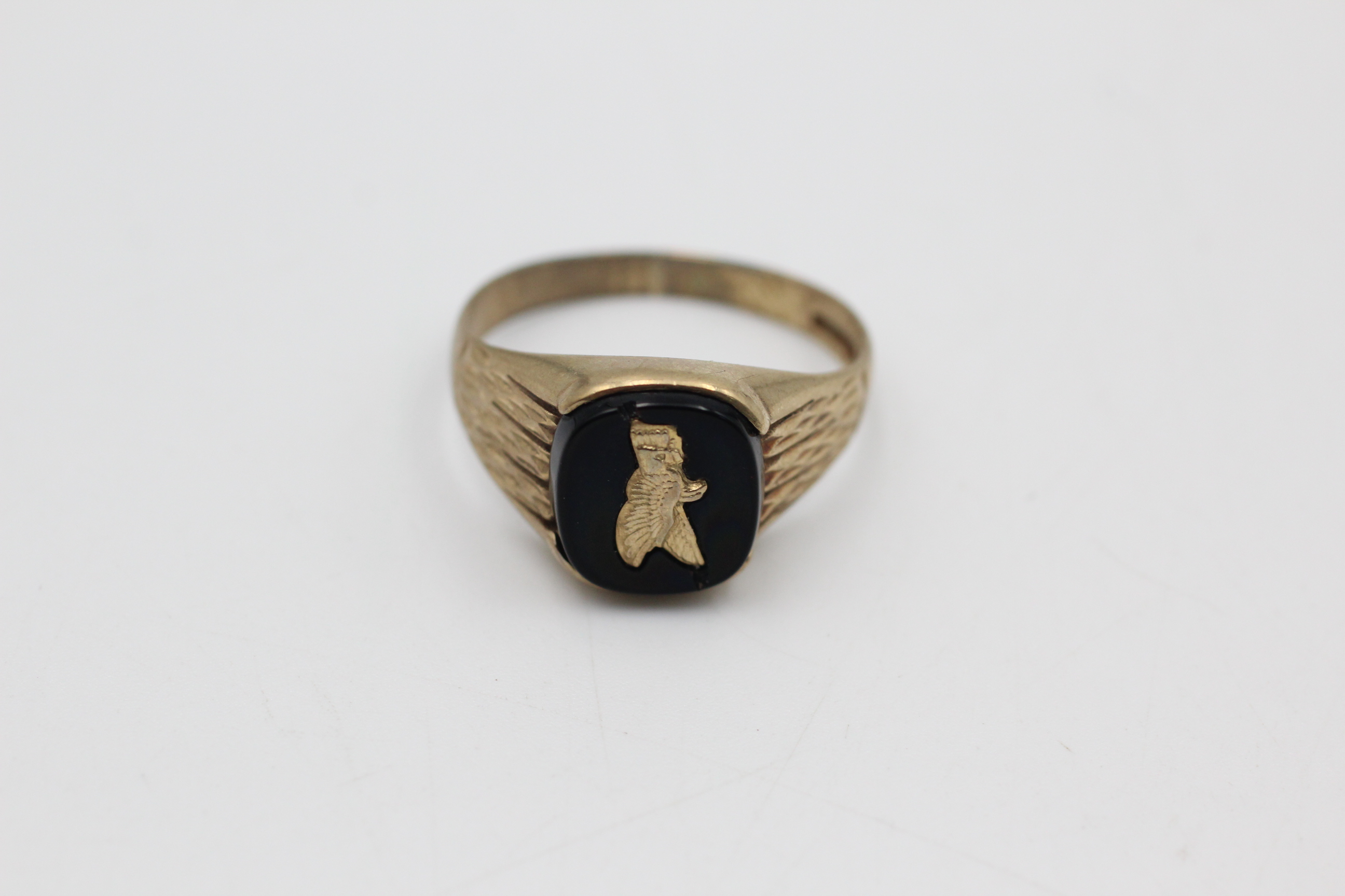 9ct gold onyx eagle inlay design ring (3.4g)