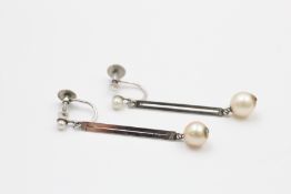 9ct white gold pearl drop screw back earrings (2g)