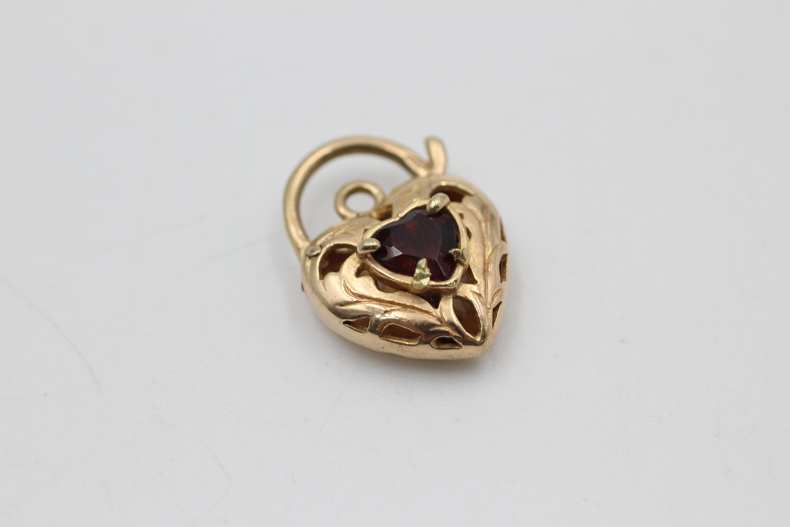 9ct gold garnet ornate heart lock pendant (2.8g)