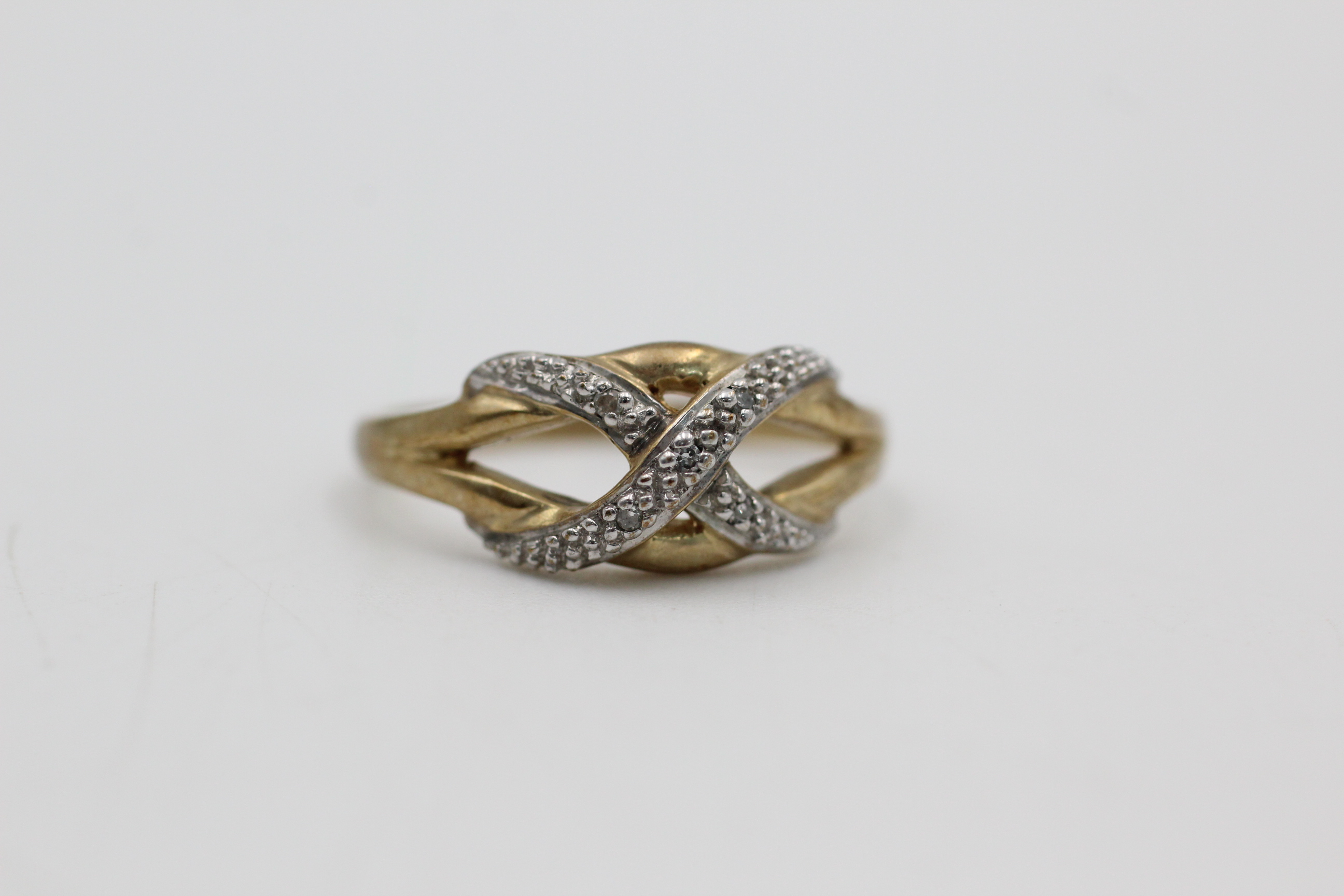 9ct gold diamond cross over ring (2.6g)