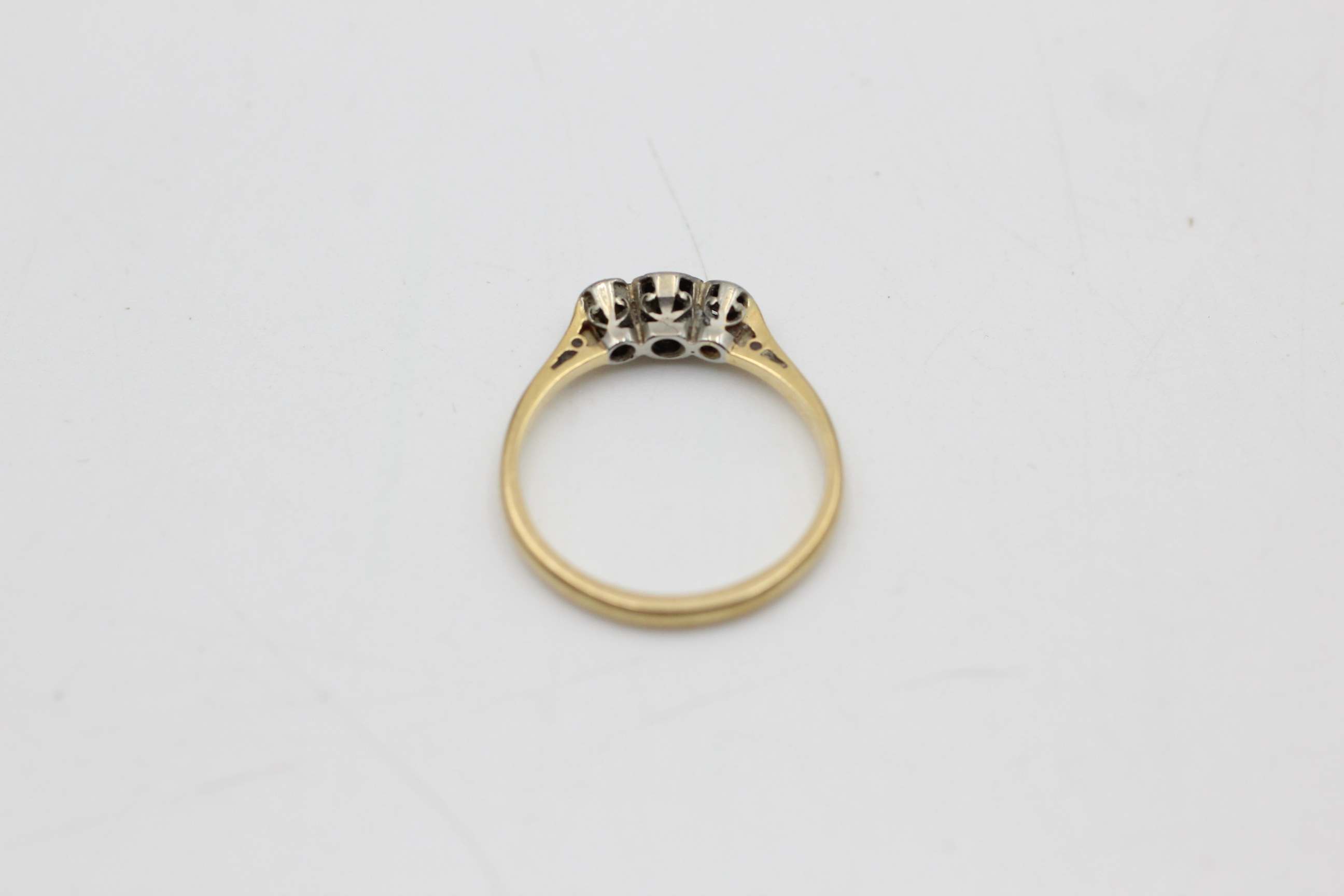 18ct gold antique diamond trilogy ring (2g) - Image 3 of 4