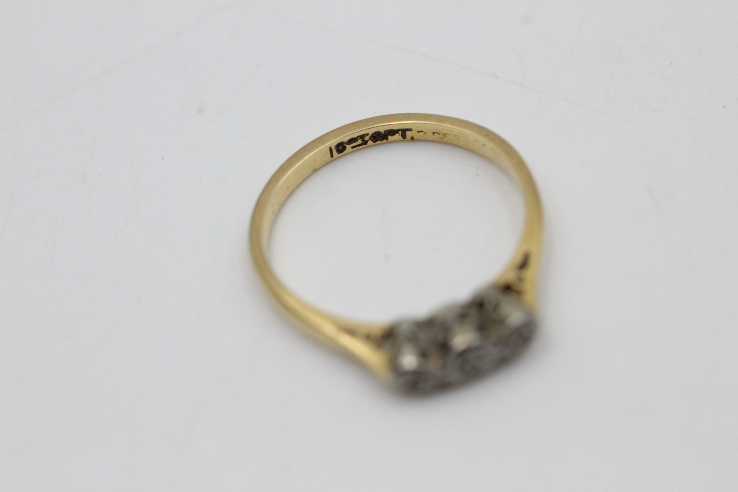18ct gold antique diamond trilogy ring (2g) - Image 4 of 4