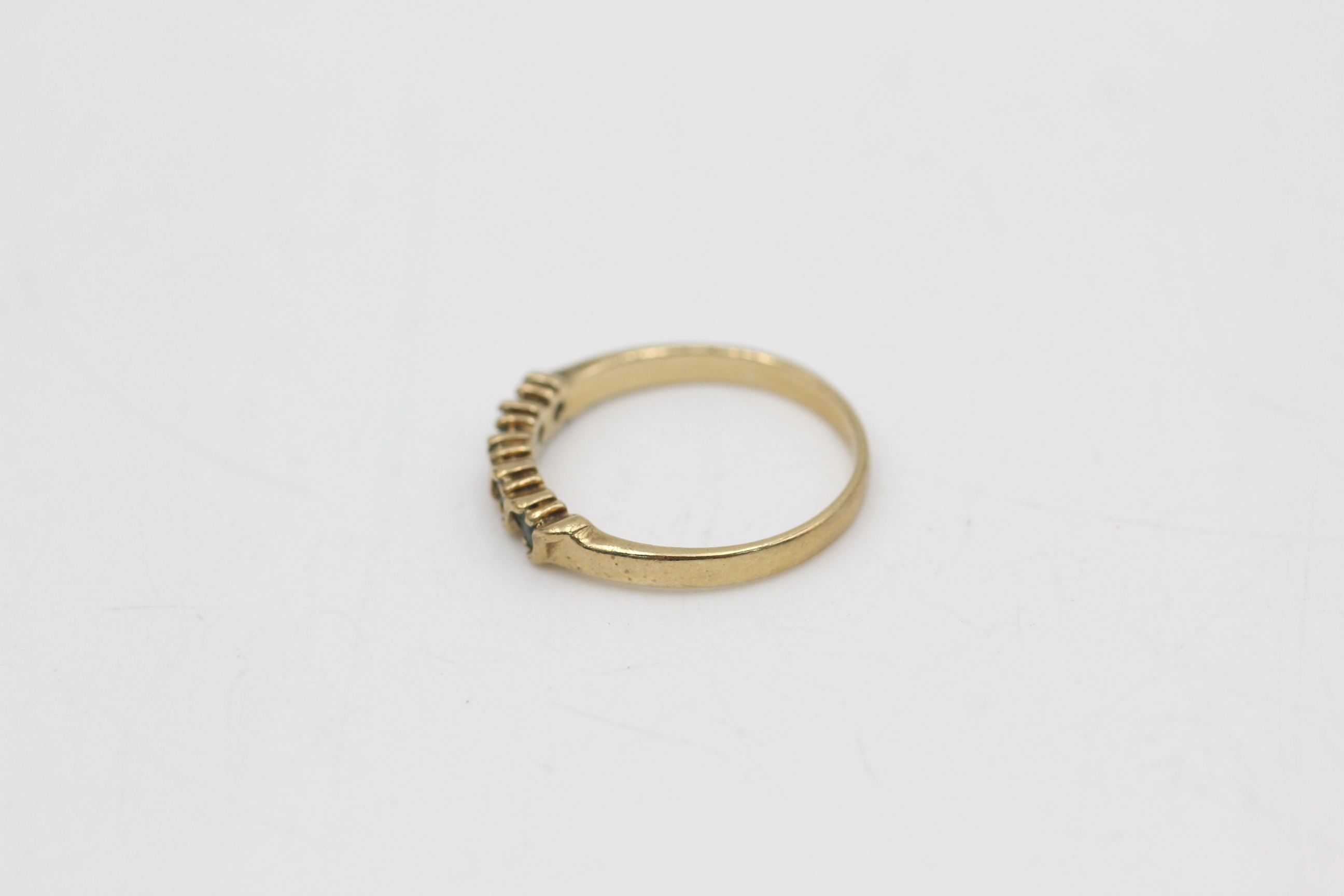 9ct gold diamond & emerald half eternity ring (2.3g) - Image 2 of 5