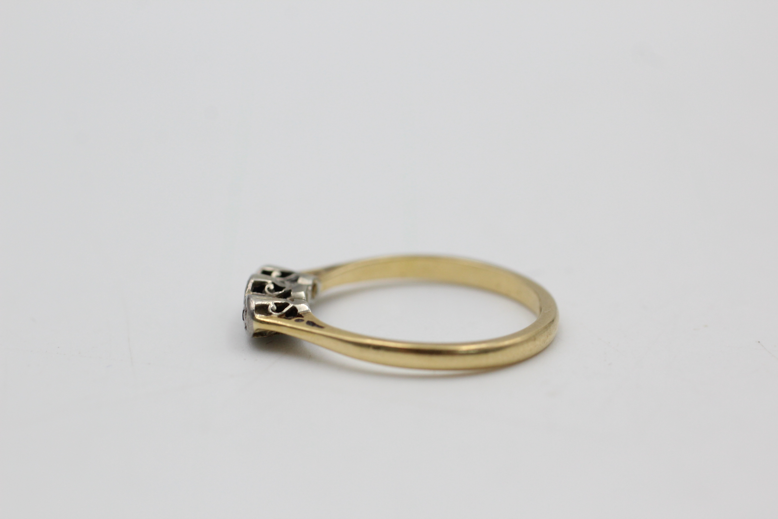 18ct gold antique diamond trilogy ring (2g) - Image 2 of 4
