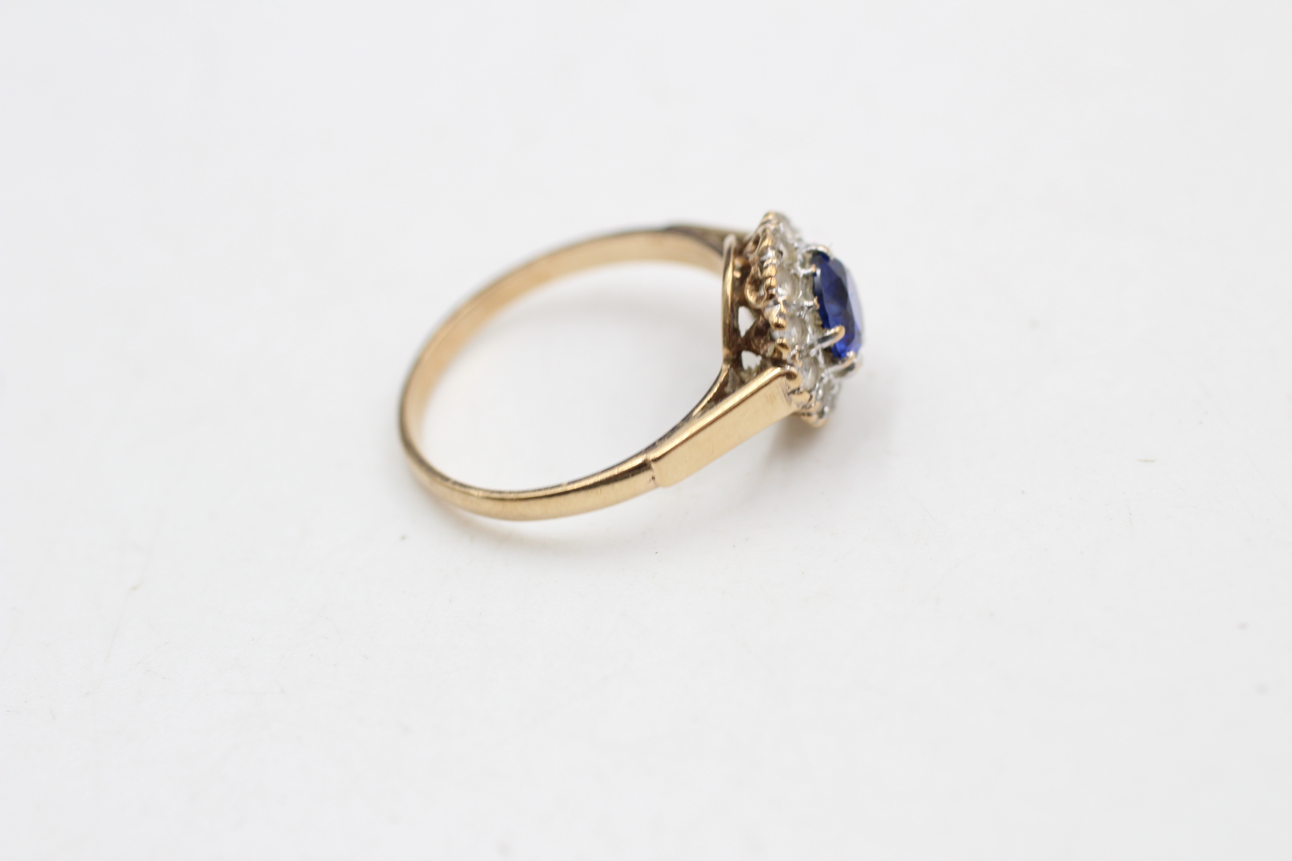 9ct gold vintage gemstone halo ring inc. synthethic spinel (2.3g) - Image 3 of 4