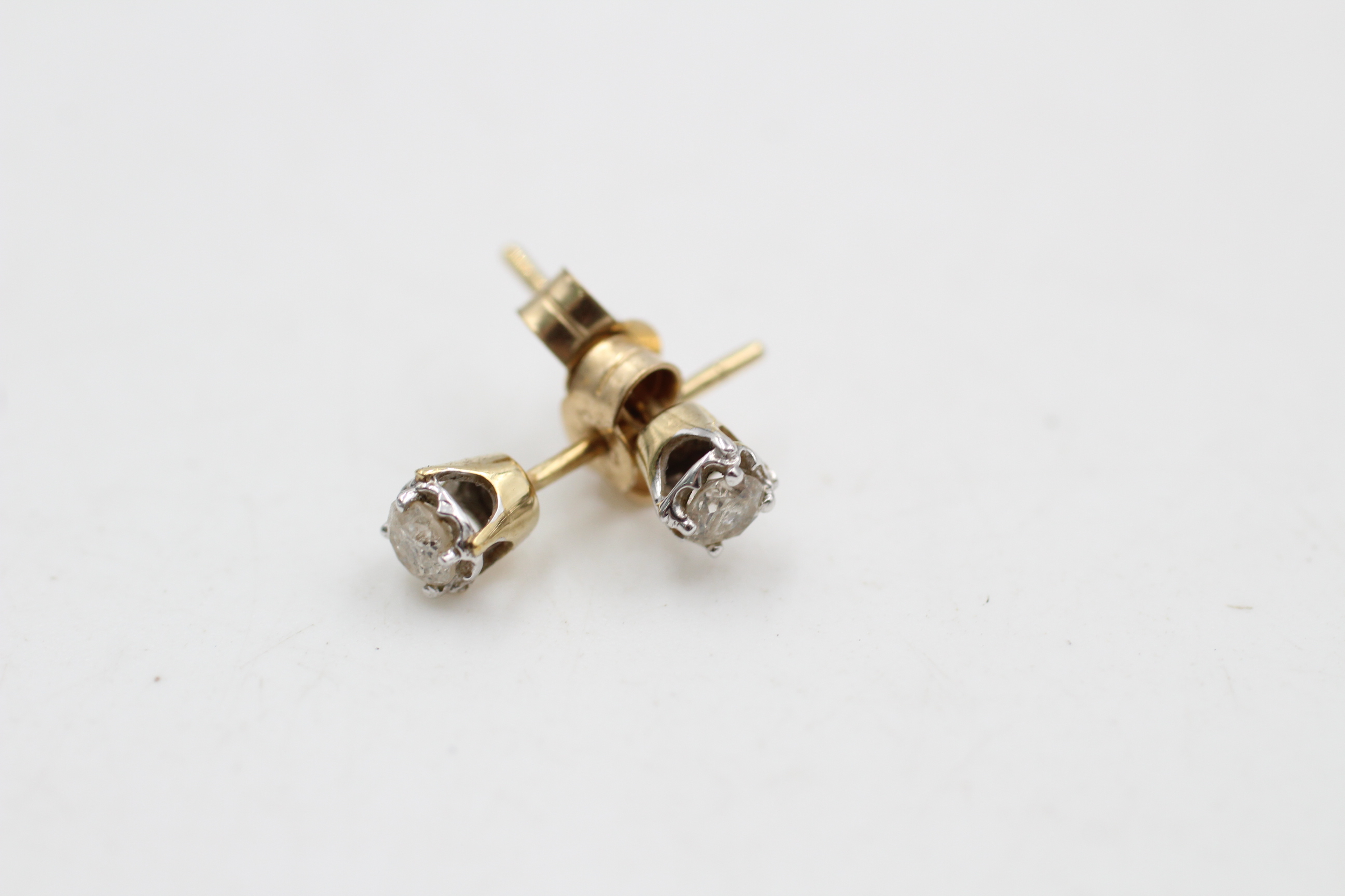 9ct gold diamond stud earrings (0.7g) - Image 3 of 4