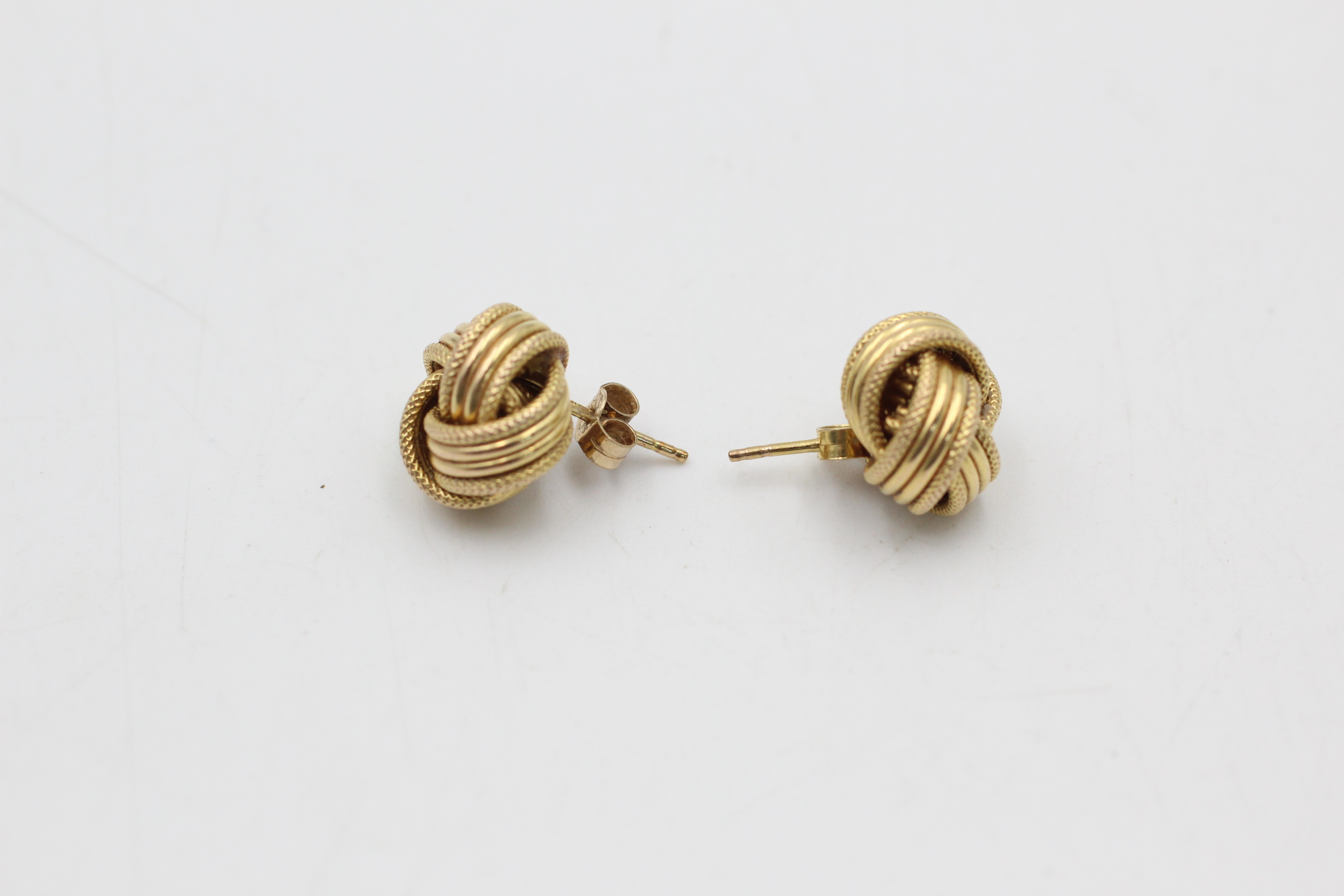 9ct gold textured knot stud earrings (3.3g) - Image 2 of 4