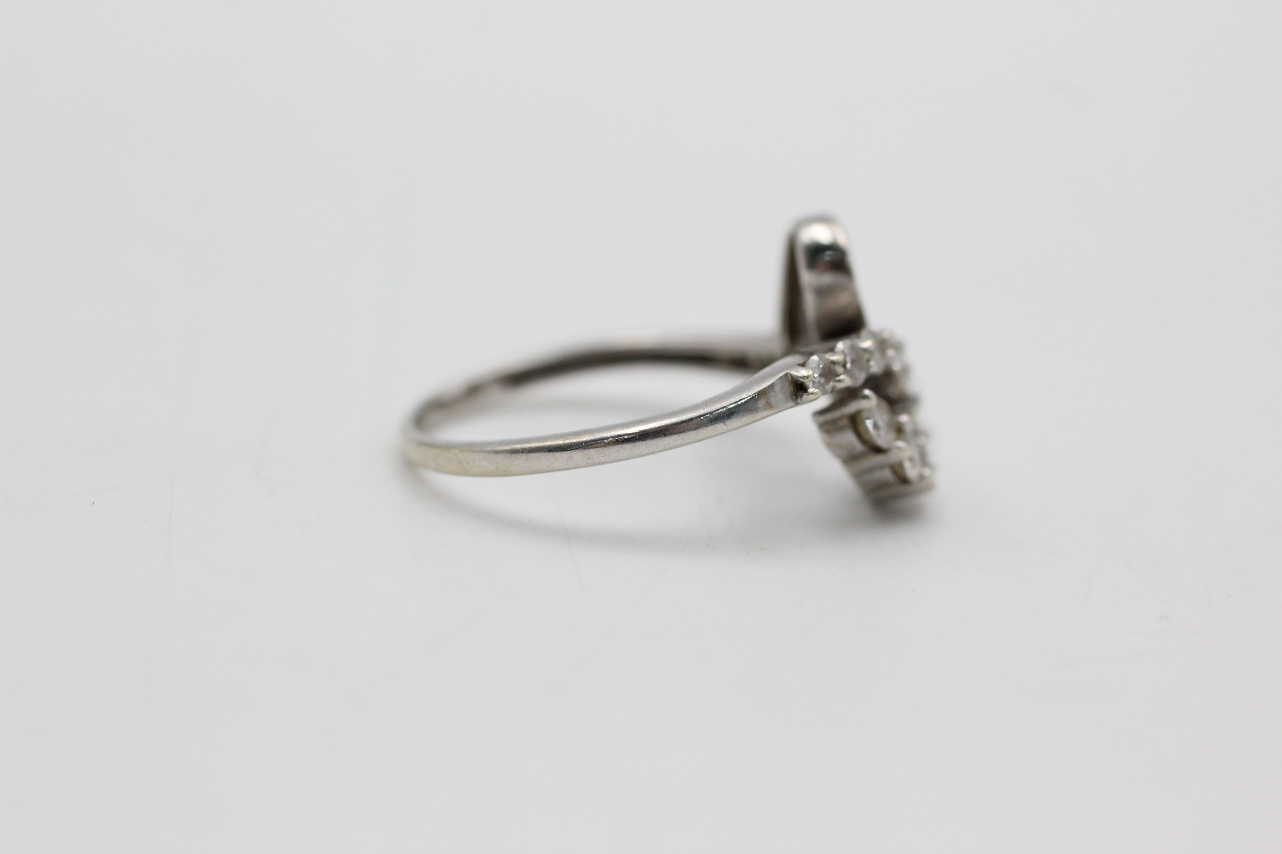 9ct white gold diamond looping design ring (3g) - Image 4 of 4