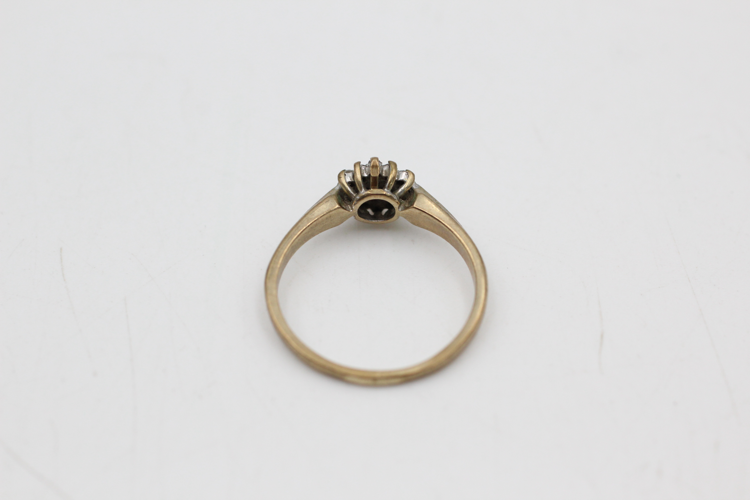 9ct gold gemstone cluster ring (2g) - Image 3 of 4