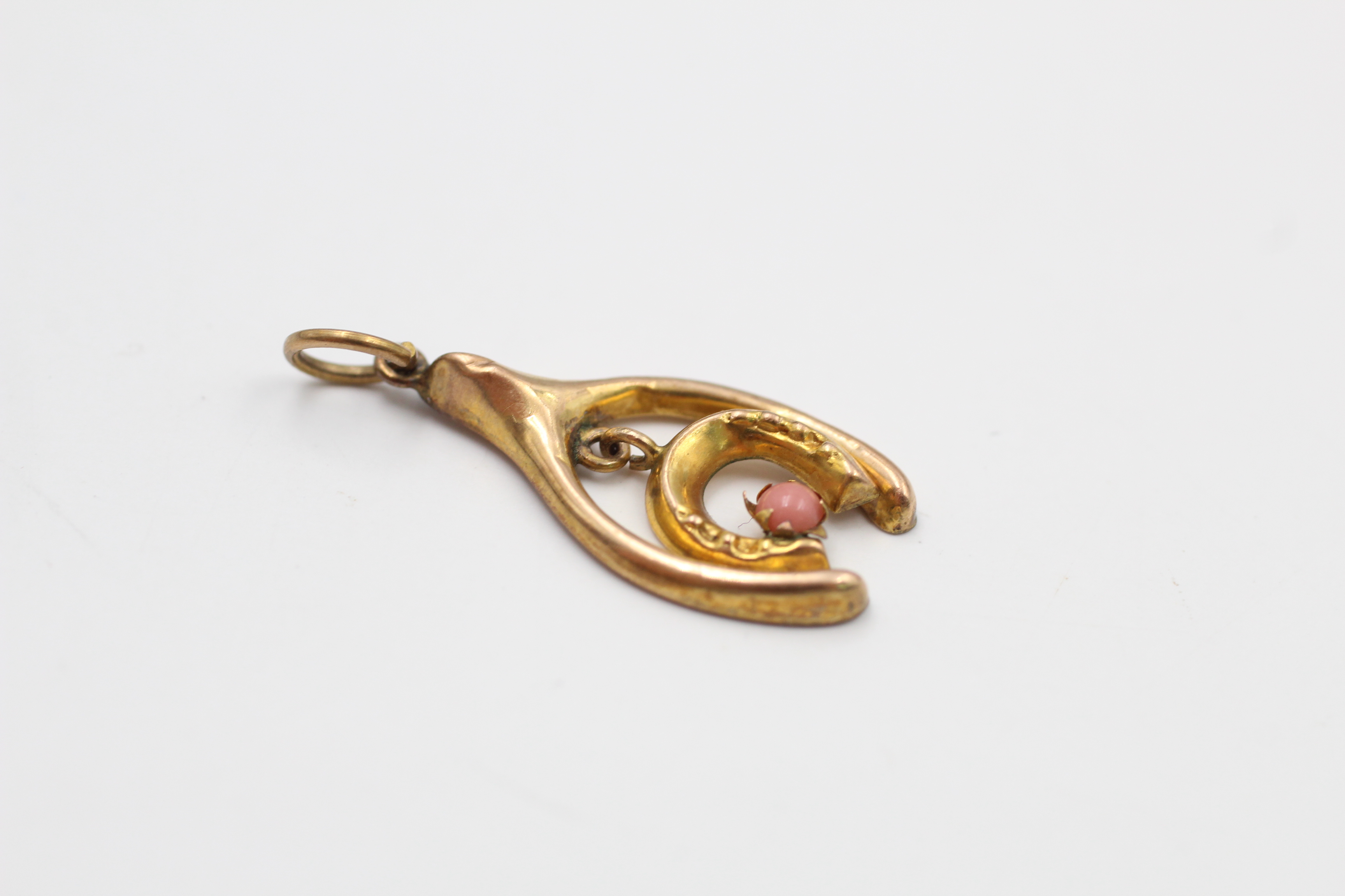 9ct gold antique coral horse shoe & wishbone pendant (0.6g) - Image 3 of 4