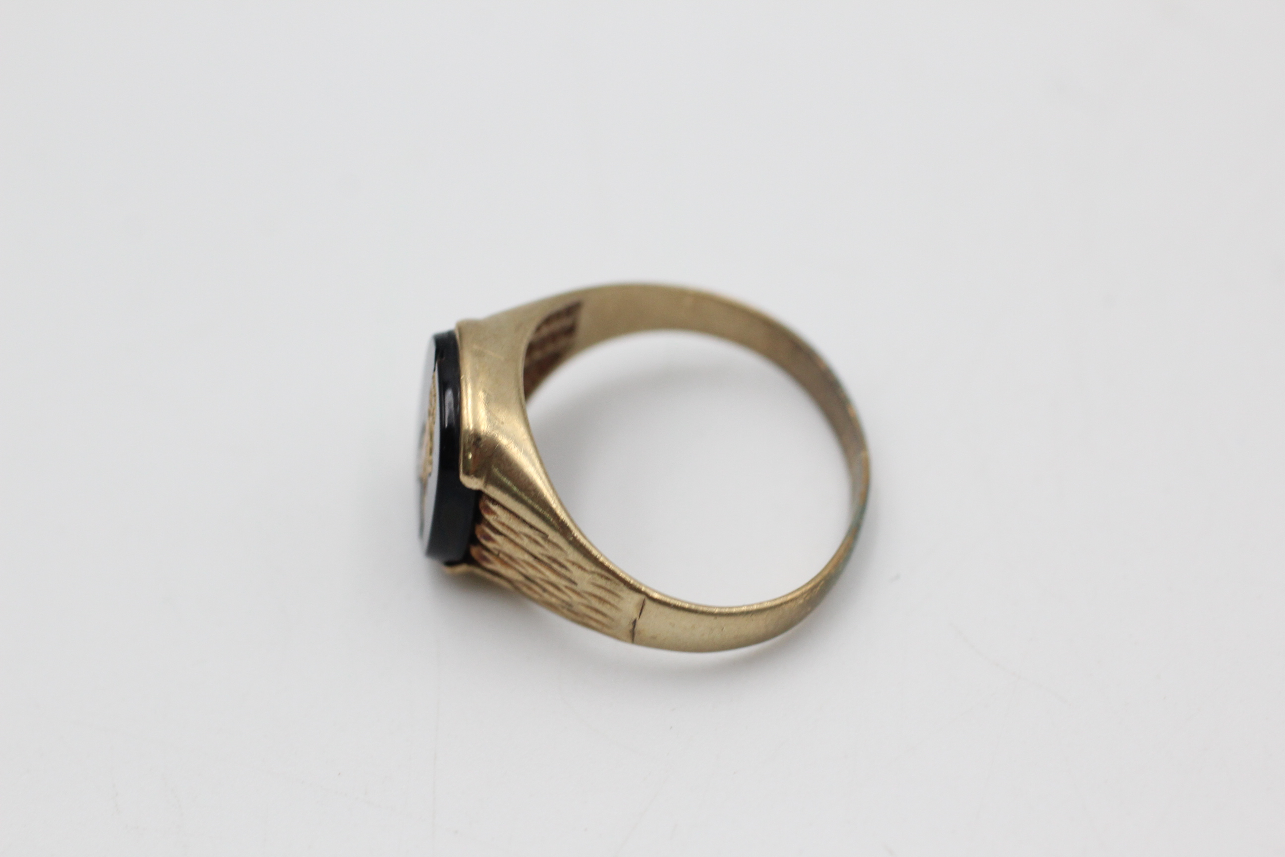 9ct gold onyx eagle inlay design ring (3.4g) - Image 2 of 4