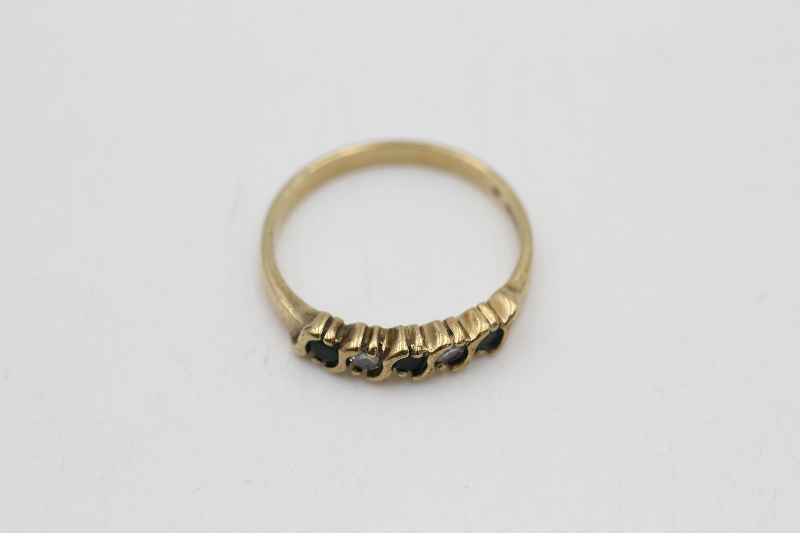 9ct gold diamond & emerald half eternity ring (2.3g) - Image 5 of 5