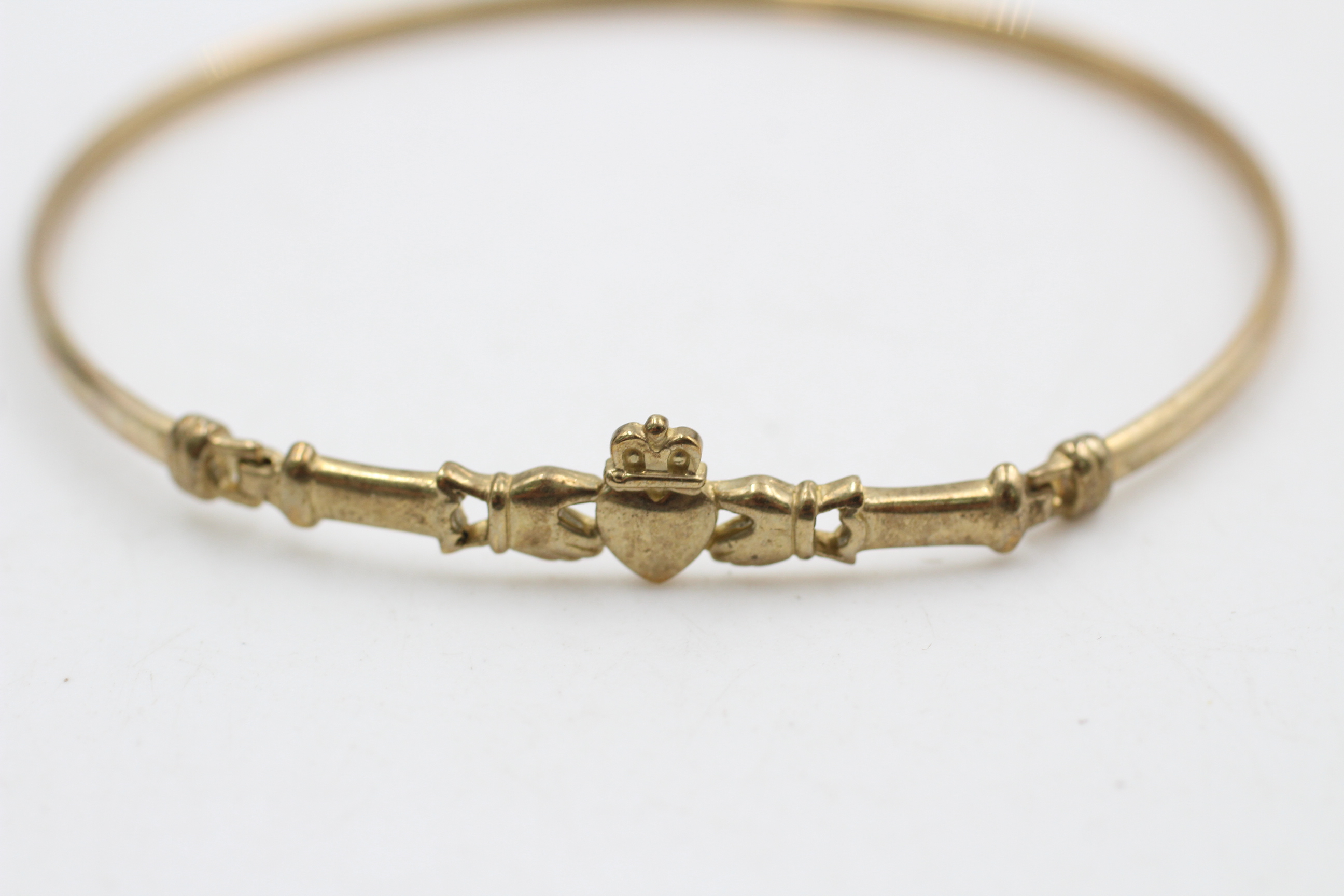 9ct gold claddagh bangle (3.4g) - Image 2 of 4