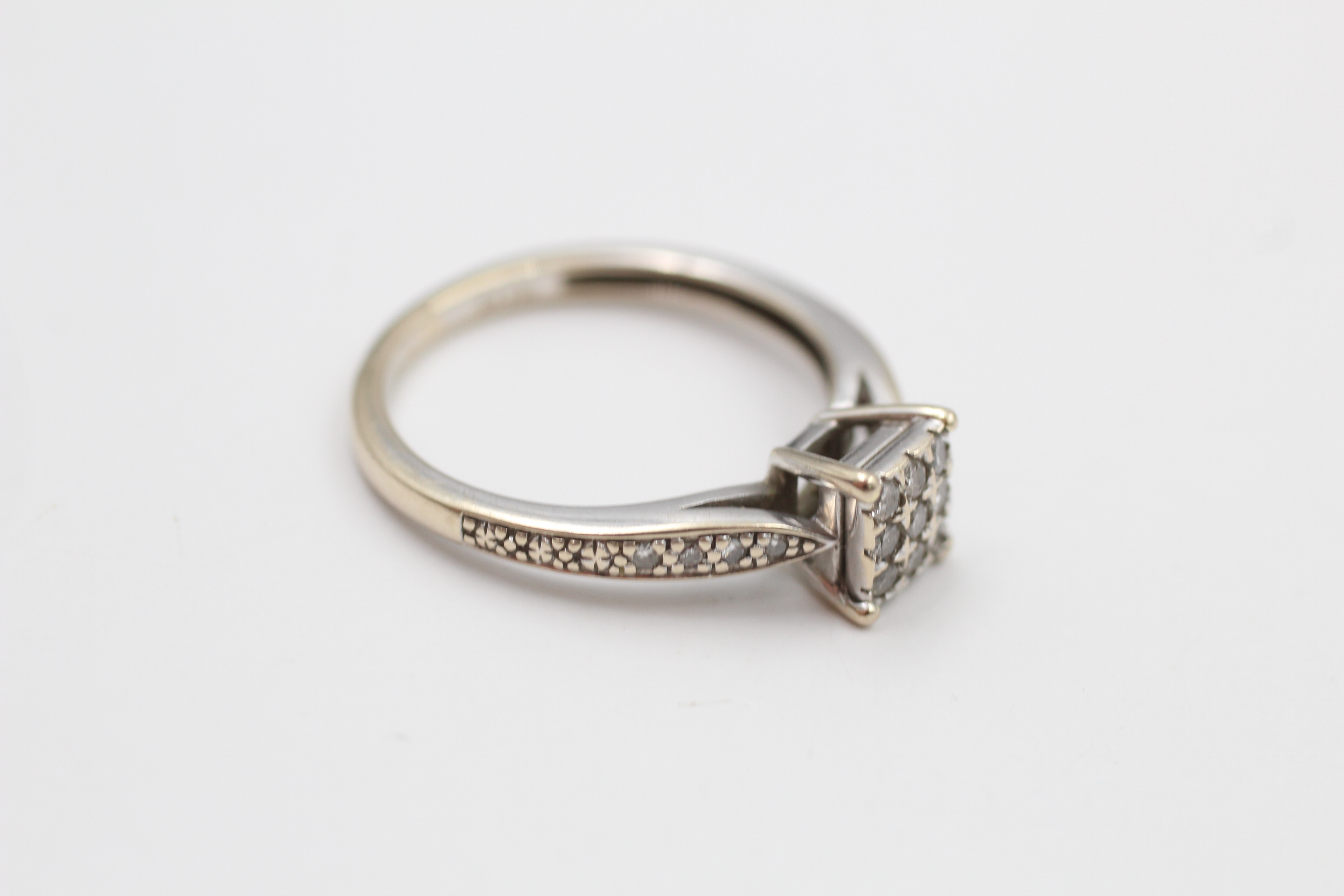 9ct gold diamond square ring (2.3g) - Image 4 of 5