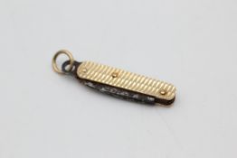 9ct gold vintage miniature penknife pendant (3.4g)